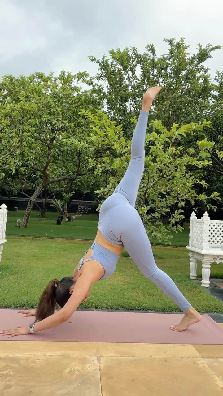 Sakshi Malikのインスタグラム：「No matter which city I’m traveling to or what time I wake up, I try and do at least 10 surya namaskars in the morning without fail 🧘🏻‍♀️」