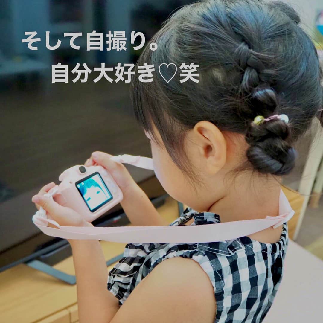 makikoさんのインスタグラム写真 - (makikoInstagram)「❤︎ こっちゃん念願のキッズカメラ📷💕  デザインといい、カラーといい、めっちゃ可愛いやーん🩷  普段私のスマホで写真撮りたがるし、知らぬ間にカメラロールがこっちゃんの自撮りで埋めつくされるからさ😂  もうこれで心置きなく自分のカメラで、好きなものたくさん撮ってくれていいよ〜🥰  このピントキッズは、動画も撮れるし、自撮りも出来るし、ミニゲームも出来るねん🙌🏻✨  今、 @cocotas_official でフォトコンテストが開催中なんやって✨📷 どの時期に購入したピントキッズカメラでも参加可能みたい🙆🏻‍♀️ 詳しくは公式アカウントを確認してみてね🌟😊  #ココタス #ピントキッズ #pintkids #トイカメラ #キッズカメラ #PR」8月5日 20時26分 - batako93