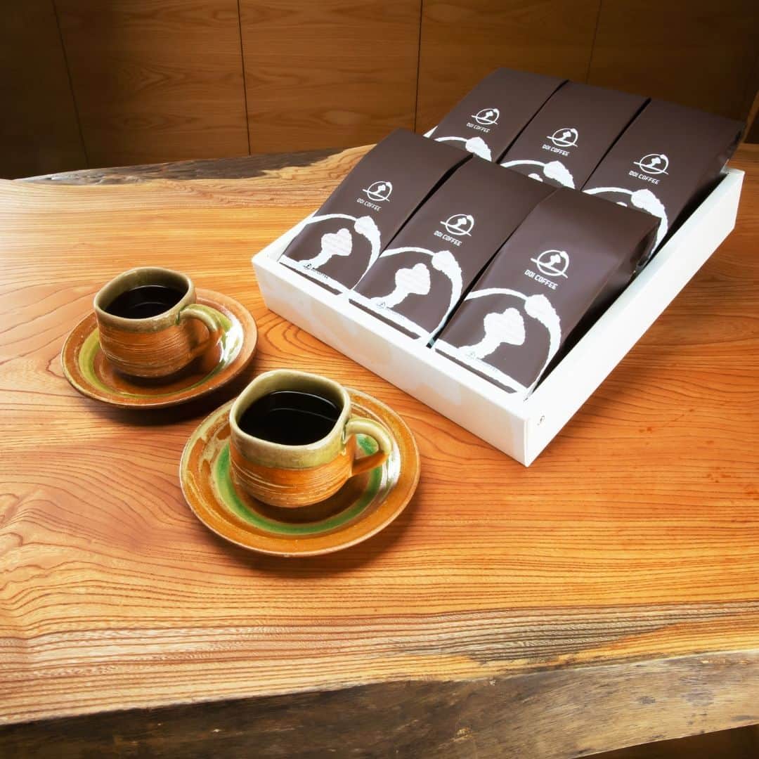 日本全国お取り寄せ手帖WEBさんのインスタグラム写真 - (日本全国お取り寄せ手帖WEBInstagram)「「本当においしいコーヒー」を追い求め “小さな焙煎”にこだわる土居珈琲 「甘いブレンド」「グァテマラ カペティロ農園」  @doicoffee_official  「本当においしいコーヒーって、どういうコーヒーなのかしら？」と考えていた編集長アッキーのアンテナに引っかかったのは、大阪・堺に本社を置く土居珈琲。「どの銘柄を飲んでも、本当においしい」と評判のコーヒー通販専門店です。なぜ、土居珈琲が作るコーヒーはおいしいのか、他のコーヒーと何が違うのか、代表取締役社長の土居陽介氏にお話を伺いました。  ※詳しくはプロフィール欄のURLから  #お取り寄せ　#お取り寄せ手帖　#通販　#お取り寄せギフト #おうち時間　#おうちカフェ　#おうちcafe　#おうち喫茶 #土居珈琲　#コーヒー　#大阪　#珈琲」8月5日 20時30分 - otoriyose_techo