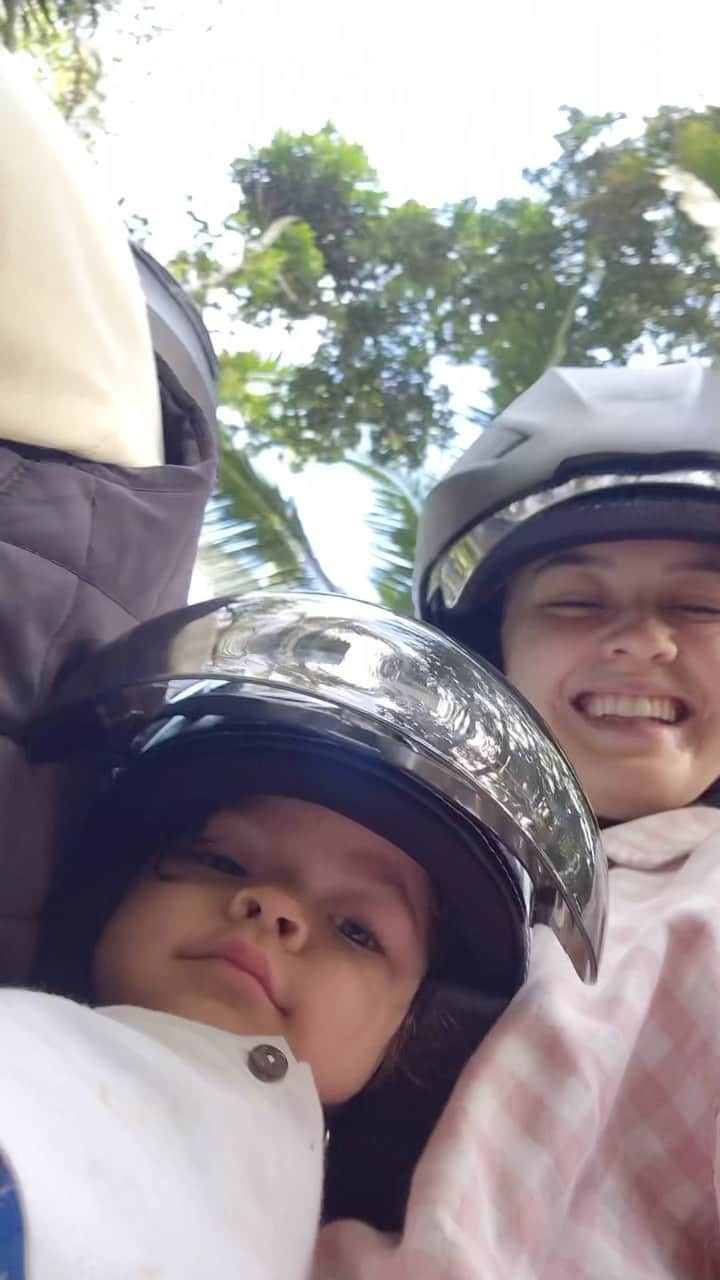Kimberly Ryderのインスタグラム：「Their first bike ride. 🥰  Yang mau tau sabuk bonceng dan helm anak2 dari mana cek story/highlight ‘Links’ ya!」