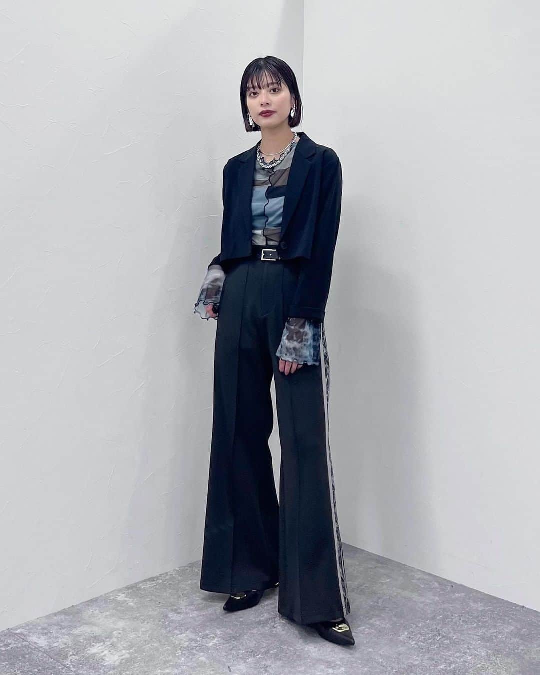 奥田紗都のインスタグラム：「.  仕事できそうないい女コーデ集です👜（笑） ⁡ ⁡ ⁡ AW可愛いアイテムばっかりで何買うか本当に迷う〜🥺 ⁡ ワンピは絶対買うと思うんだけど 他も可愛くて散財する予感💸 ⁡ ⁡ ⁡ ⁡ ⁡ ⁡ ⁡ #hare #ハレ #ハレレ #ハレレディース #モード系女子 #モードカジュアル #オールブラックコーデ #ジャケットコーデ #ワンピースコーデ #ラインパンツコーデ #hare23aw #パンプスコーデ #骨格ストレート #骨格ストレートコーデ #160cmコーデ」
