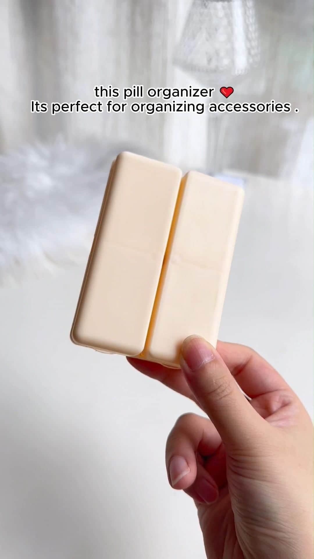 SHEINのインスタグラム：「Travel Rule #1: always stay accessorized AND organized! 💍💫 Our versatile compact case is perfect for keeping vitamins or bling sealed up in a snap! ✨  🔎17976054 11937493 14363505 15239234 17358861 12859228  #SHEIN #SHEINforAll #SHEINstyle #SHEINhome #saveinstyle #fashion #chic」