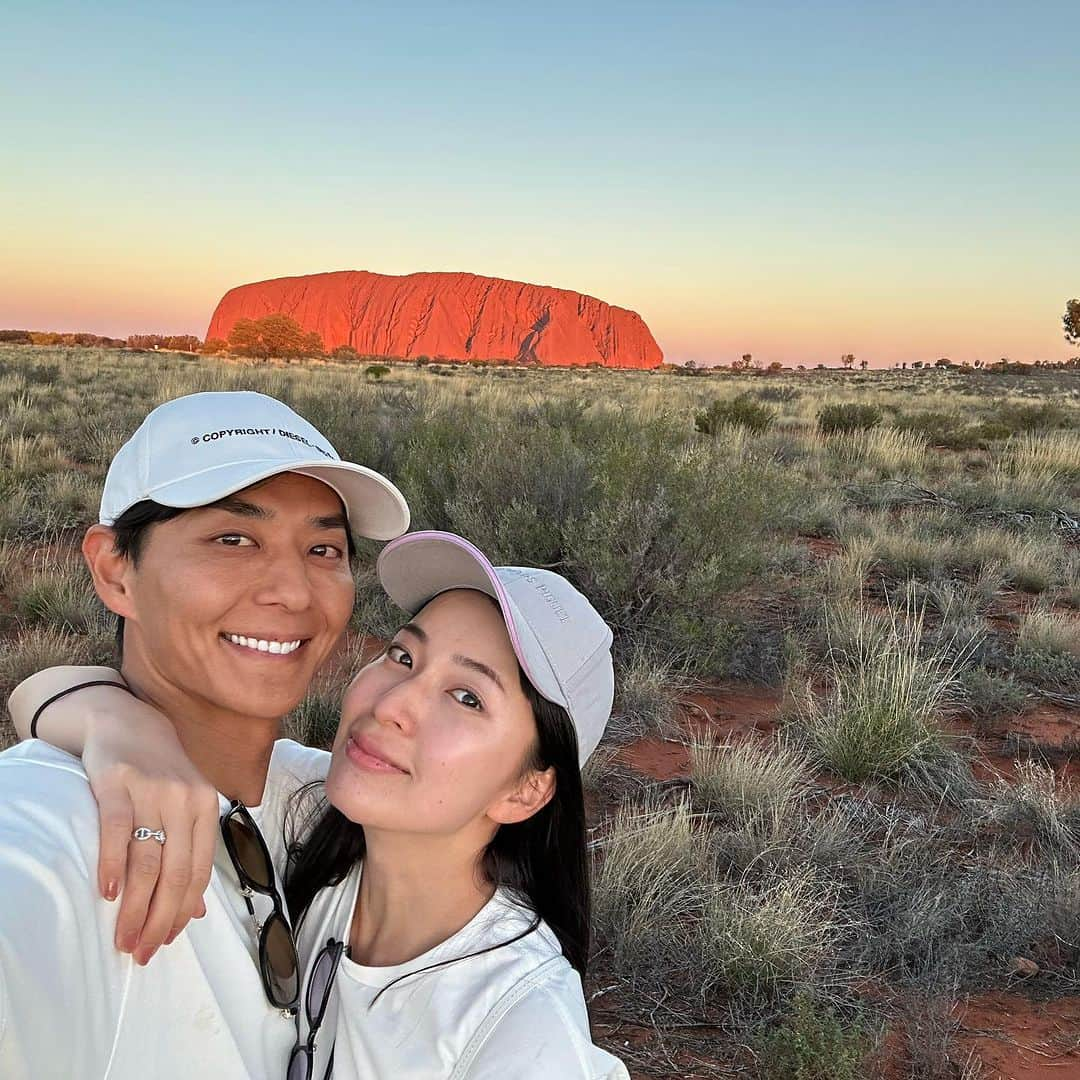 友永真也さんのインスタグラム写真 - (友永真也Instagram)「ウルル（エアーズロック）に来ました🇦🇺 オーストラリアのノーザンテリトリーにある世界で2番目に大きい一枚岩です🪨 地上で見えている部分(高さ348m)はごく一部で、地中6000m程まで岩が続いているみたいです！  オーストラリア先住民にとってウルルは神聖な土地であり、約 5 億年前に形成され始めたとされています！ 恐竜もまだ居ない時代だったので化石も出て来ません🦕  ヘリから見たり🚁、セグウェイで触れる距離まで近づいたりと神秘的な岩に魅了されっぱなしでした😁  夕日に照らされたウルルは真っ赤になり、青空と赤い岩のコントラストが最高に綺麗です😍  陽が沈むとプロジェクションマッピングとドローンショーの始まりです🎆 先住民の歴史が最新のテクノロジーによってウルルの夜空に再現されます✨  朝はラクダに乗って日出を見に行きました😁🐪 間抜けな顔がめちゃくちゃ可愛いですね😍  オーストラリアは野生のラクダが世界一いる国です🇦🇺 車で移動している時もラクダの群れを見たり出来ます！ 野生の馬も見ました🐴  カンガルー🦘見てない… コアラ🐨見てない… 帰るまでに見るのが目標です😆  オーストラリアの投稿はまだまだ続きます🇦🇺🌏  @ntaustralia  #ntaustralia  #オーストラリア #オーストラリア旅行  #ウルル」8月5日 20時31分 - tomonaga_shinya