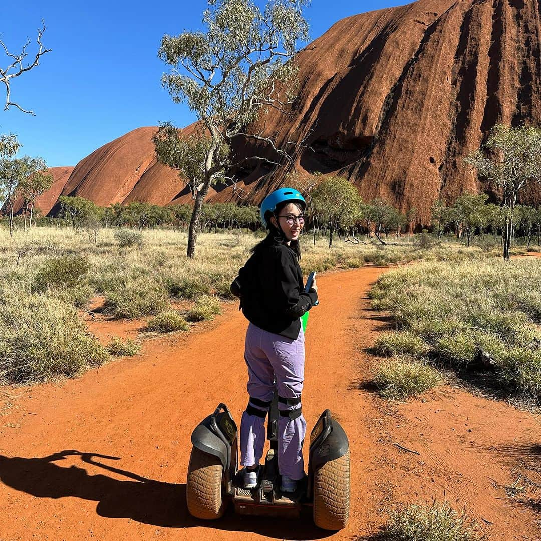 友永真也さんのインスタグラム写真 - (友永真也Instagram)「ウルル（エアーズロック）に来ました🇦🇺 オーストラリアのノーザンテリトリーにある世界で2番目に大きい一枚岩です🪨 地上で見えている部分(高さ348m)はごく一部で、地中6000m程まで岩が続いているみたいです！  オーストラリア先住民にとってウルルは神聖な土地であり、約 5 億年前に形成され始めたとされています！ 恐竜もまだ居ない時代だったので化石も出て来ません🦕  ヘリから見たり🚁、セグウェイで触れる距離まで近づいたりと神秘的な岩に魅了されっぱなしでした😁  夕日に照らされたウルルは真っ赤になり、青空と赤い岩のコントラストが最高に綺麗です😍  陽が沈むとプロジェクションマッピングとドローンショーの始まりです🎆 先住民の歴史が最新のテクノロジーによってウルルの夜空に再現されます✨  朝はラクダに乗って日出を見に行きました😁🐪 間抜けな顔がめちゃくちゃ可愛いですね😍  オーストラリアは野生のラクダが世界一いる国です🇦🇺 車で移動している時もラクダの群れを見たり出来ます！ 野生の馬も見ました🐴  カンガルー🦘見てない… コアラ🐨見てない… 帰るまでに見るのが目標です😆  オーストラリアの投稿はまだまだ続きます🇦🇺🌏  @ntaustralia  #ntaustralia  #オーストラリア #オーストラリア旅行  #ウルル」8月5日 20時31分 - tomonaga_shinya