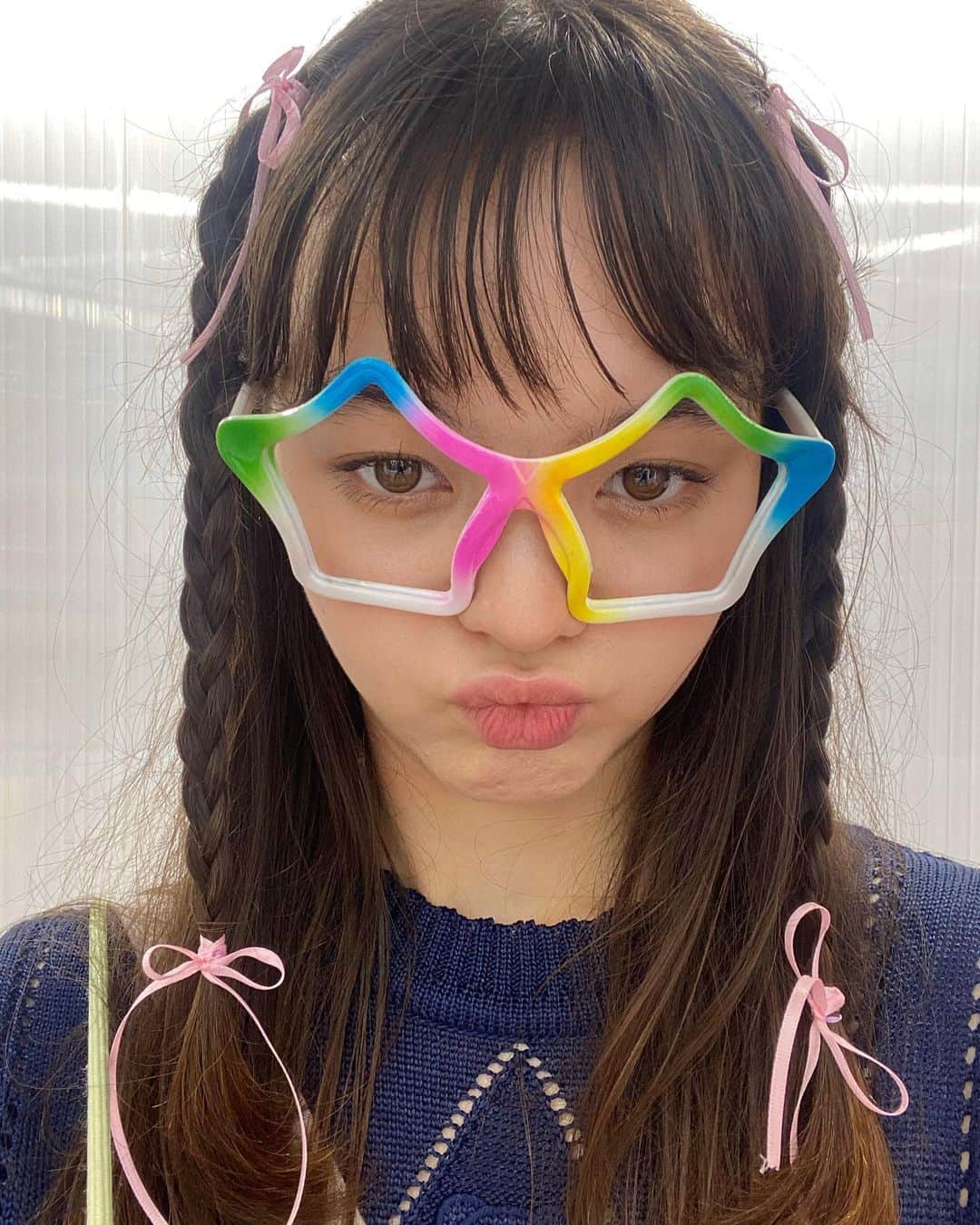 のインスタグラム：「인생네컷(๑>◡<๑)面白い形のメガネとか被り物いっぱいあっていろいろつけて遊んじゃう😂🌈撮ったのは全部お部屋の壁に貼って飾ってるんだけど可愛すぎるのおおお🩵☁️🏠いい思い出📓🎀」
