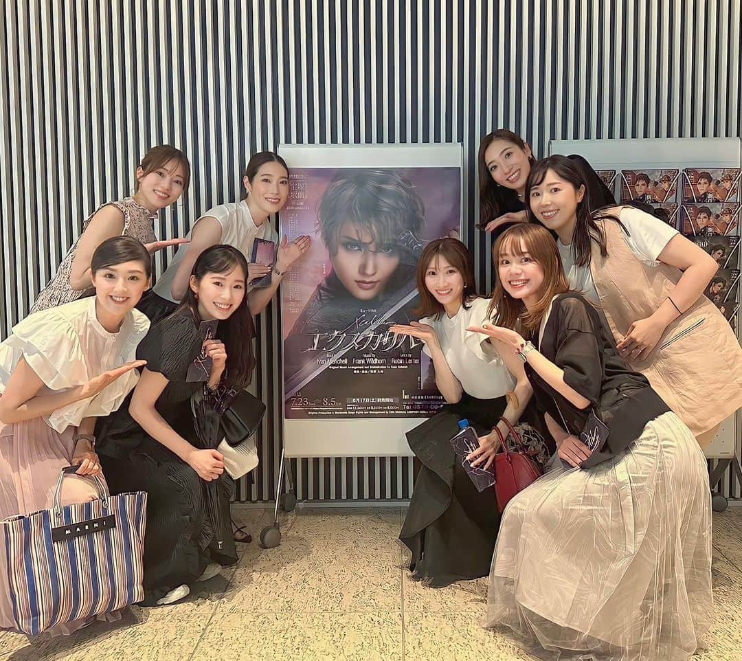 蒼羽りくのインスタグラム：「💜 ⁡ ⁡ 先日、宙組東京建物 Brillia HALL公演 『Xcalibur エクスカリバー』を観劇しました。 さやか(#芹香斗亜 さん)の新たな門出の作品。 同期と観劇する日をずっと前に相談して、 みんなで観れて本当に幸せでした💓 さやかもさくら(#春乃さくら さん)もずんちゃん(#桜木みなと さん)も…宙組生皆さんが本当素敵でした❣️ お1人ずつや作品への長い感想はオンラインサロンの方へ綴りました✨ ⁡ 久しぶりに集まった楽しい同期😂 あっという間に過ぎた時間でした❣️ 話す事は最近の事だったり色々ですが、 あの時の様にすぐに戻るのはいつだって笑います😂 ⁡ #宙組#エクスカリバー#Xcalibur#観劇#最高の時間 #93期#同期#会うと話が止まりません#笑った #みんな元気で#会うと昔に戻る気がする #みんなでさやかの大切な公演を観れて #嬉しかったです#新しい#宙組#楽しみ過ぎます❣️」