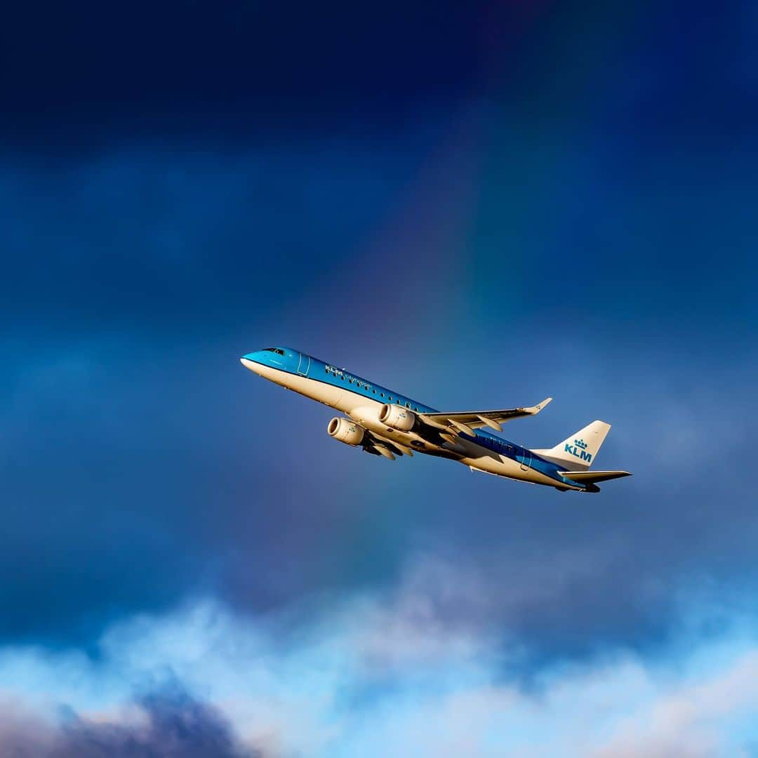 KLMオランダ航空のインスタグラム：「✈️❤️🧡💛💚💙💜  📸: @pics.aviation  #KLM #royaldutchairlines #Pride #canalparade #amsterdam #PrideAmsterdam #queer #lgbtqi #netherlands #rainbow #embraer #AVGeek #youareincluded」