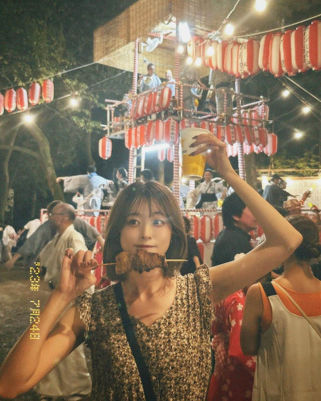 島崎由莉香さんのインスタグラム写真 - (島崎由莉香Instagram)「地元のお祭り🏮 毎日暑い！！夏すぎる！！！！  #お祭り #夏祭り #盆踊り #ビール女子 #ビール党」8月5日 20時36分 - yurika_shimazaki