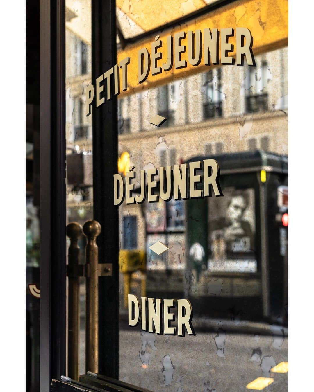 VuTheara Khamさんのインスタグラム写真 - (VuTheara KhamInstagram)「Printemps, Été, Automne, Hiver… et Printemps, Paris, 2023 . Series of random pictures taken this week Which one do you prefer [1-5] ? . #paris #color #summer #streetphotography」8月5日 20時36分 - vutheara