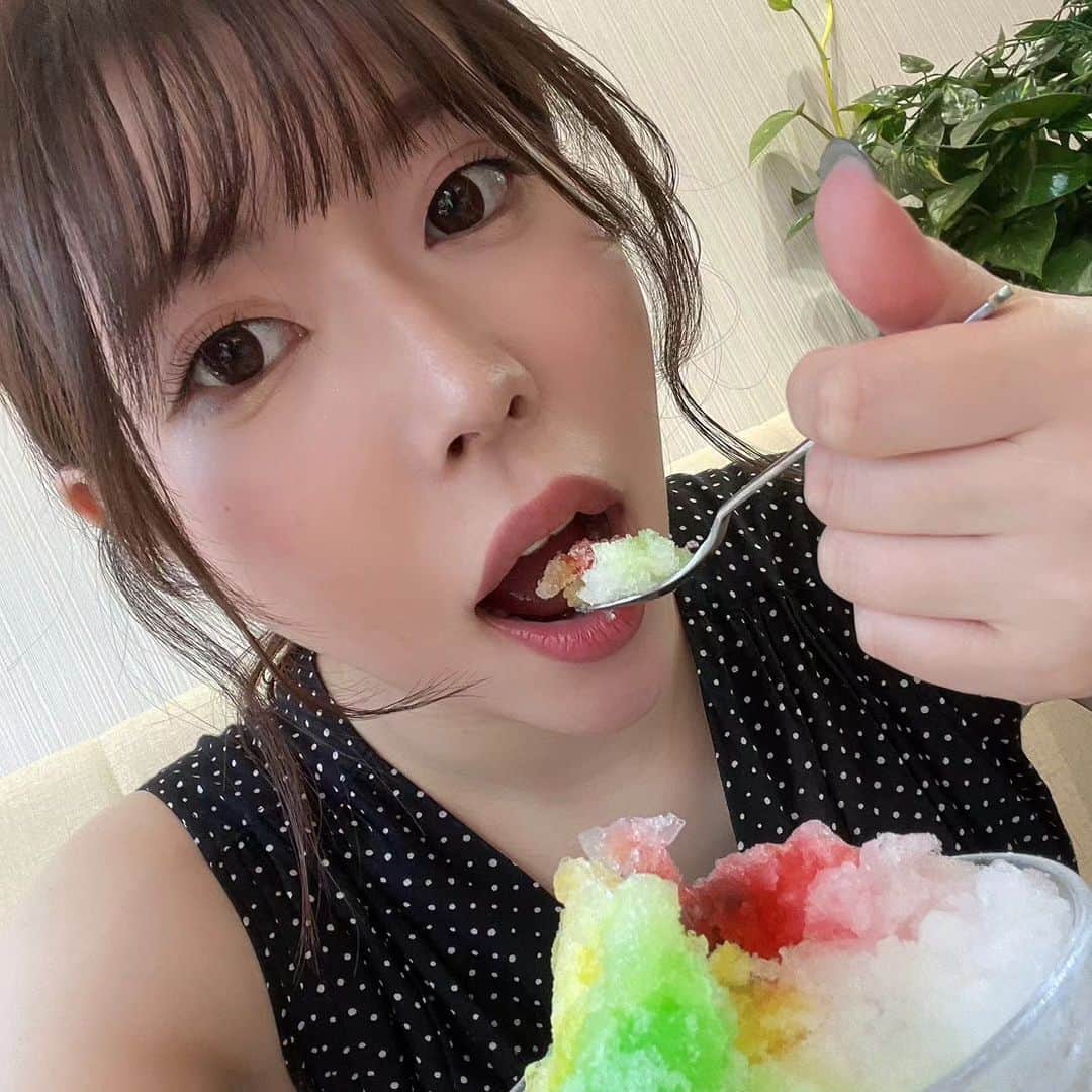 DINO（ディノ）のインスタグラム：「この暑さに負けないよう身体冷やして行きましょう🍧 #あやせ舞菜  #かき氷 #DINO #japanesefood  #japanesegirl  #あつい」