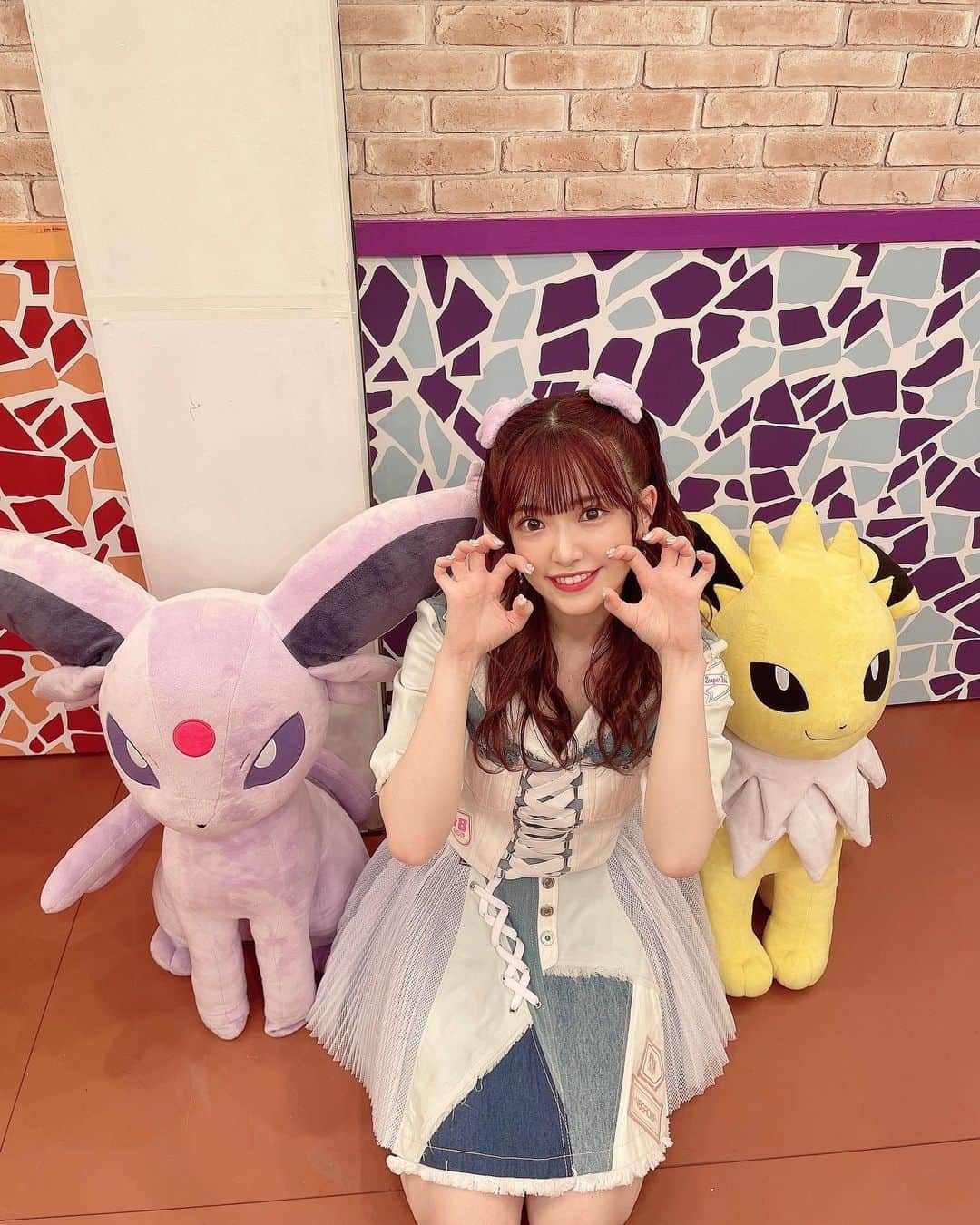 武藤小麟のインスタグラム：「. 明日のあさ 8:00〜 『ポケモンとどこいく！？』放送です📺☀️  スタジオにいたエーフィとサンダース💜💛 そして 楽屋にいたワンパチと🐶⚡️  ぜひ早起きして武藤姉妹見てね〜〜！( ¨̮ )  #おりんとポケモン  #ポケどこ #ポケモン #サンダース #エーフィ #ワンパチ  #ハーフツイン #ヘアアレンジ #メタモンハーフツイン #pokemon #pokémon #hairarrange」
