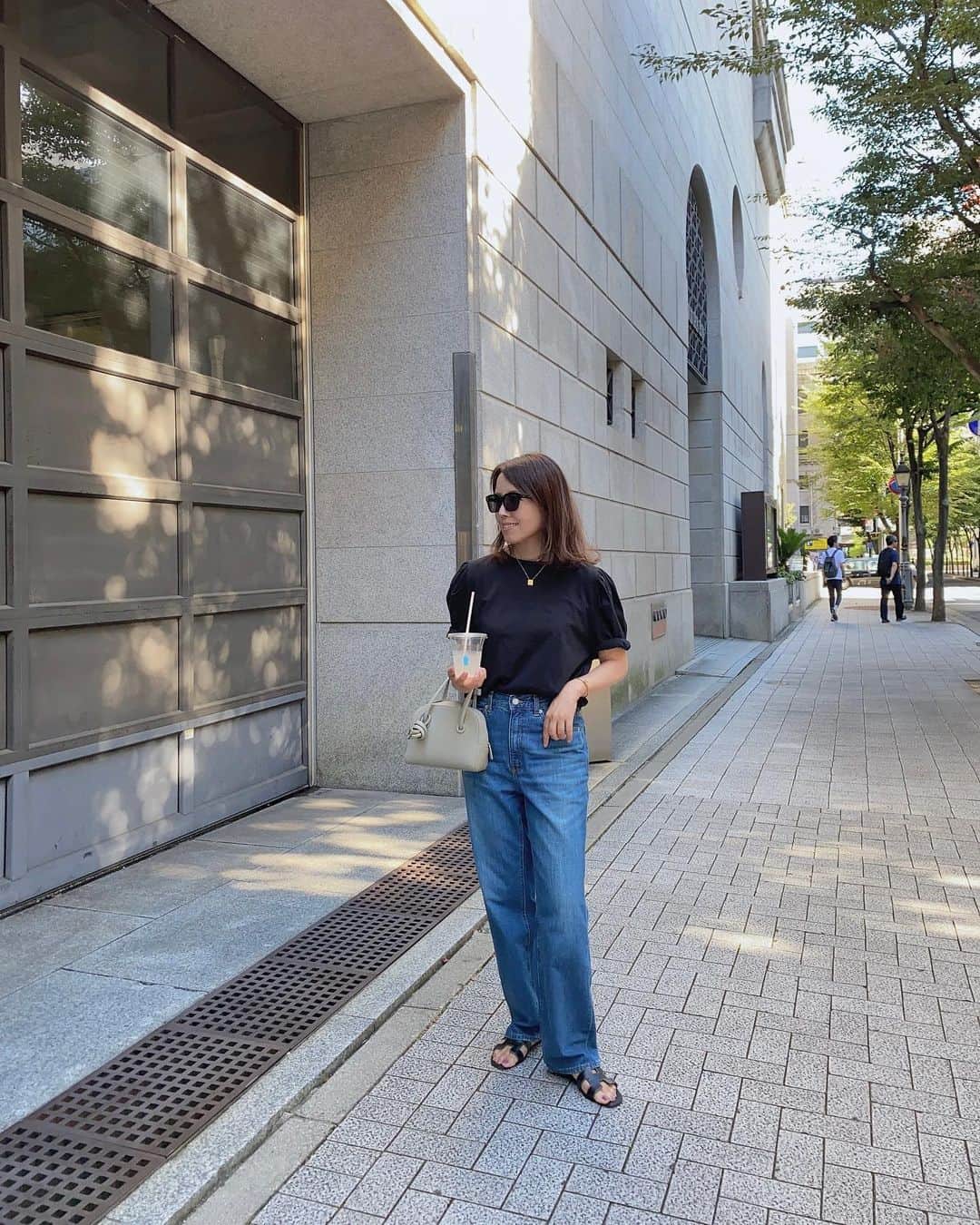 のインスタグラム：「消去されたので再投稿🙏  tops #deuxiemeclasse  jeans #gu_for_all  shoes #hermes bag #vasic  #ドゥーズィエムクラス#guコーデ#gujeans#大人カジュアル #デニムコーデ」