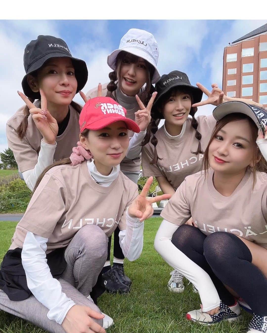 のインスタグラム：「初めての北海道ゴルフ⛳️  湿気もないし、フェアウェイ乗り入れOKで快適だったよー🏌️‍♀️✨  最近ウッド苦手だったけど、北海道のフェアウェイの芝はふわふわで打ちやすいから助かった😳✨  皆んなが @lacheln_official_ 買ってくれたおかげで、お揃いで写真も撮れたし良い思い出になりました😍👚  連写できなくてシャッター音は言うスタイル📷笑  帰り道キツネいて可愛かった🦊❤️  また観光の投稿もします🫡  #ゴルフ#ゴルフ女子#ゴルフ男子#ゴルフウェア#ゴルフコーデ#ゴルフファッション#ゴルフ初心者#ゴルフラウンド#スイング#ドライバーショット#パター」