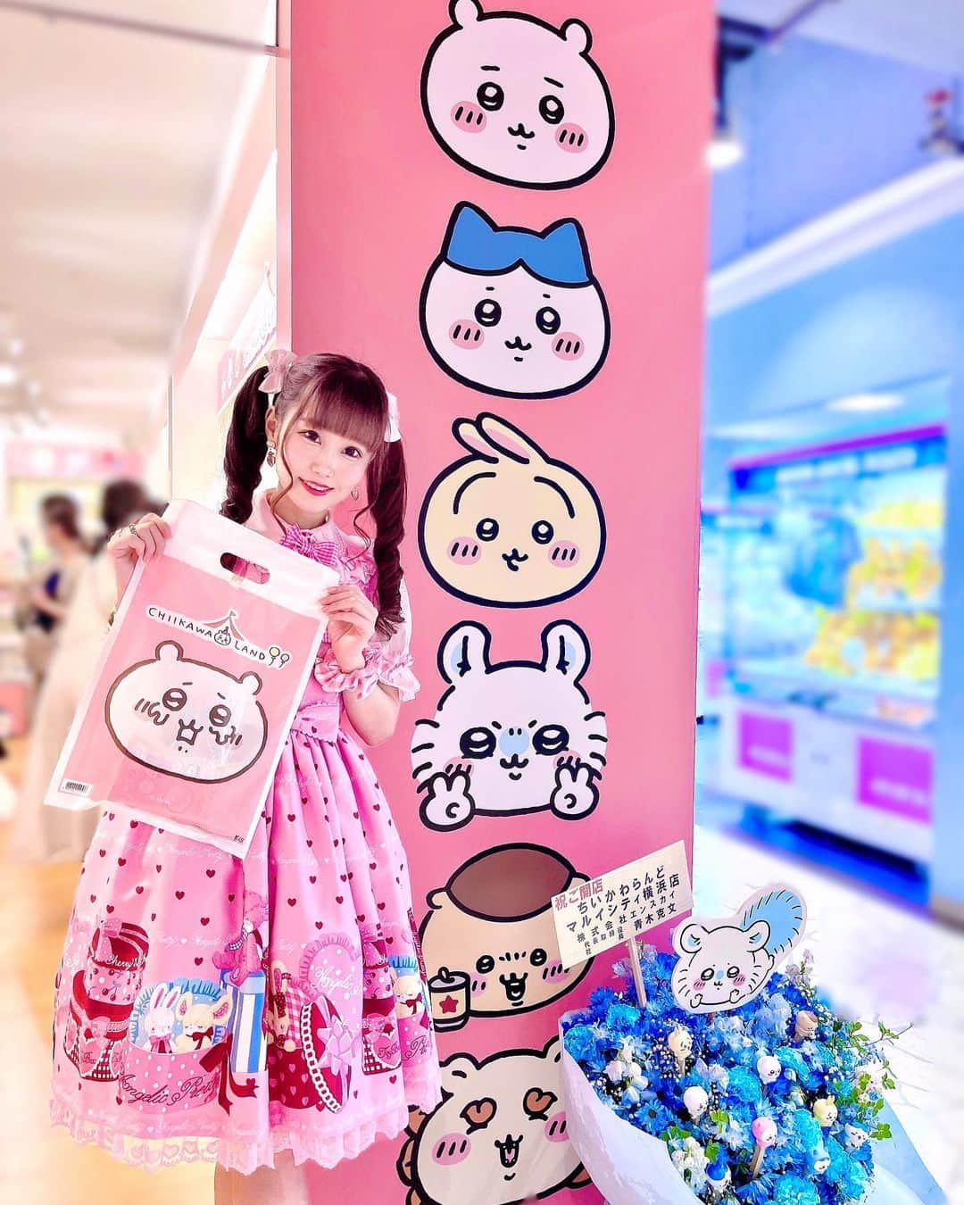 雨宮真梨子のインスタグラム：「⁡ ⁡ ⁡ マルイシティ横浜の ちいかわらんど(ˆˊo̴̶̷̤ ̫  o̴̶̷̤ˋˆ)♡ ⁡ お店の前がとっても可愛くて 写真撮ってもらったよ💒💗 モモンガちゃんのお花可愛かった🥹🤍 ⁡ ⁡ ⁡お洋服は @angelicpretty_official  Lovely toybox 🐰🎀❤️ ⁡ ⁡ #ちいかわ #ちいかわグッズ #ちいかわ好きな人と繋がりたい #ちいかわらんど #ちいかわらんど横浜 #chiikawa #ハチワレ #ロリータ #ロリータファッション #ロリータ服 #ロリータコーデ #ロリィタ #ロリィタファッション #ロリィタコーデ #ロリィタさんと繋がりたい #angelicpretty #アンジェリックプリティ #kawaiigirl #kawaiifashion #kawaiistyle #harajukufashion #harajukustyle #ツインテール #可愛い女の子 #ピンクコーデ #ガーリーコーデ」