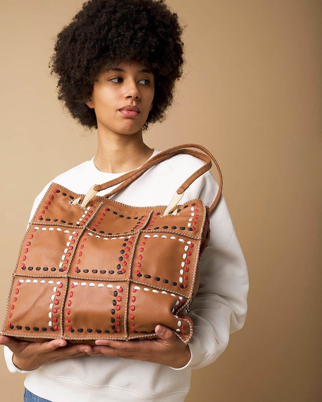 ジャマンピュエッシュのインスタグラム：「Jonu bag with tartan inspired pattern is handmade using colorful leather bands. #jaminpuech #jonubag #leatherbag #uniquebag #tartan #fallbagswelove」