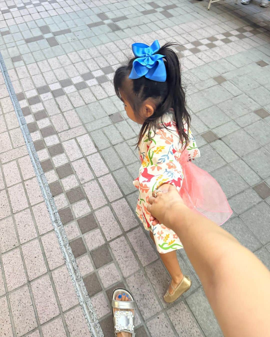 水野佐彩さんのインスタグラム写真 - (水野佐彩Instagram)「・ OMATSURI🍧🍭🍗🍺  途中で幼稚園のお友達と会えて みんなで遊んでたら 気づいたら夜だった☺️⭐️  娘が幸せそうで私も幸せ💗  ただ母ちゃん足が棒🦵🏻笑」8月5日 20時43分 - saaya_mizuno