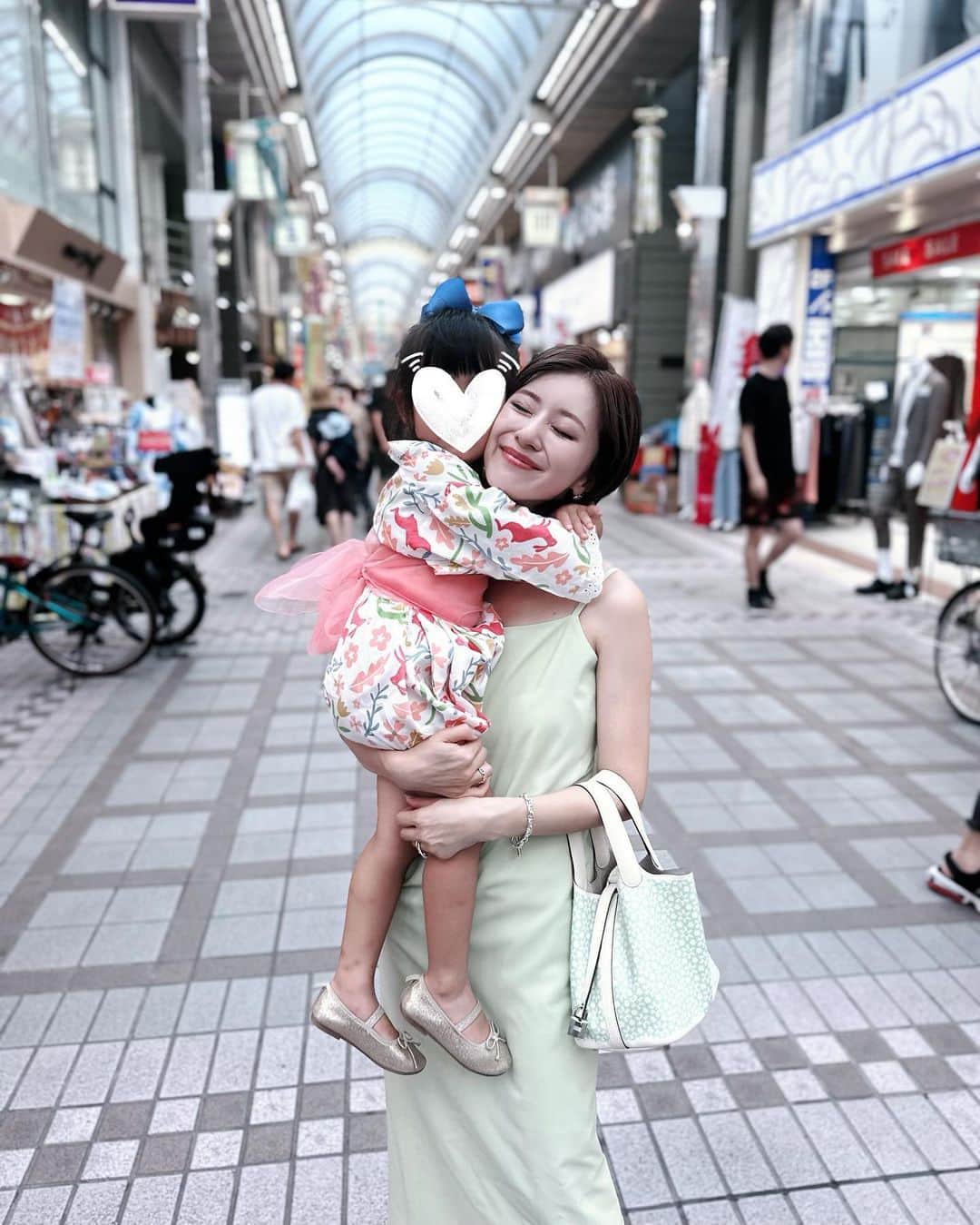 水野佐彩のインスタグラム：「・ OMATSURI🍧🍭🍗🍺  途中で幼稚園のお友達と会えて みんなで遊んでたら 気づいたら夜だった☺️⭐️  娘が幸せそうで私も幸せ💗  ただ母ちゃん足が棒🦵🏻笑」