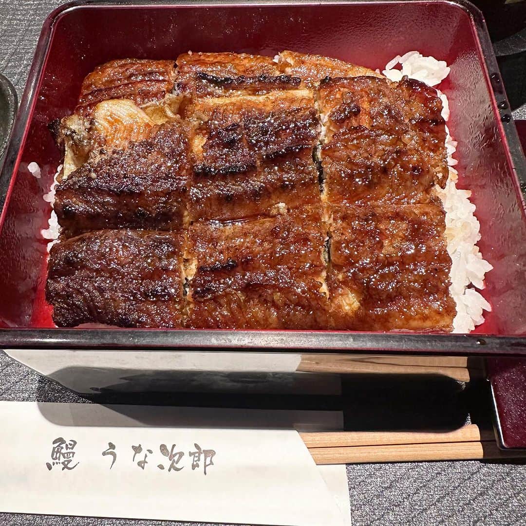 矢野燿大さんのインスタグラム写真 - (矢野燿大Instagram)「・ 矢野燿大の鰻活。(うなかつ)  最後の晩餐はうなぎ！ というぐらいうなぎが大好き。  今年に入ってから、 色々調べながら鰻を食べてきましたが、 食べたとこを残しときたいねという 話から、うな活を記録していきます✨  今回のお店は、  大阪市内にある「うな次郎」さん。  矢野燿大からの一言  「カリッとフワッと。 ミルでおろす山椒にも こだわった俺好みのうなぎです」  by ヤノマネ  #矢野燿大 #ウナ活 #うな活 #鰻活 #大阪市 #うな次郎」8月5日 20時43分 - yano_akihiro3988
