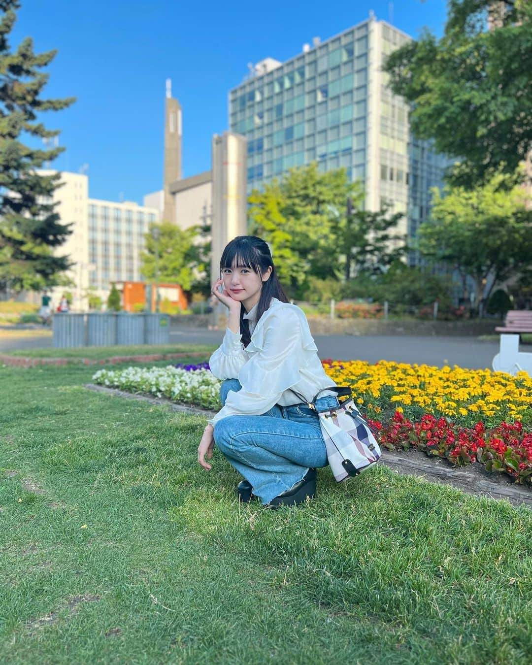 長南舞さんのインスタグラム写真 - (長南舞Instagram)「ぜひ北海道行った時には1枚目真似して撮ってみてね映え✌🏻✨  #テレビ塔 #札幌 #北海道 #札幌観光 #北海道旅行 #鳩 とツーショット🐦 #公園巡り #公園 #大通公園 #旅行 #鞄 #母に借りた #bluelabel この鞄ちょうだい！って言いまくったけどダメでした… Bluelabel爆買いしたい(無理) #デニムコーデ #fashion #ootd #ハーフアップ #ブラウス」8月5日 20時44分 - chonanmai