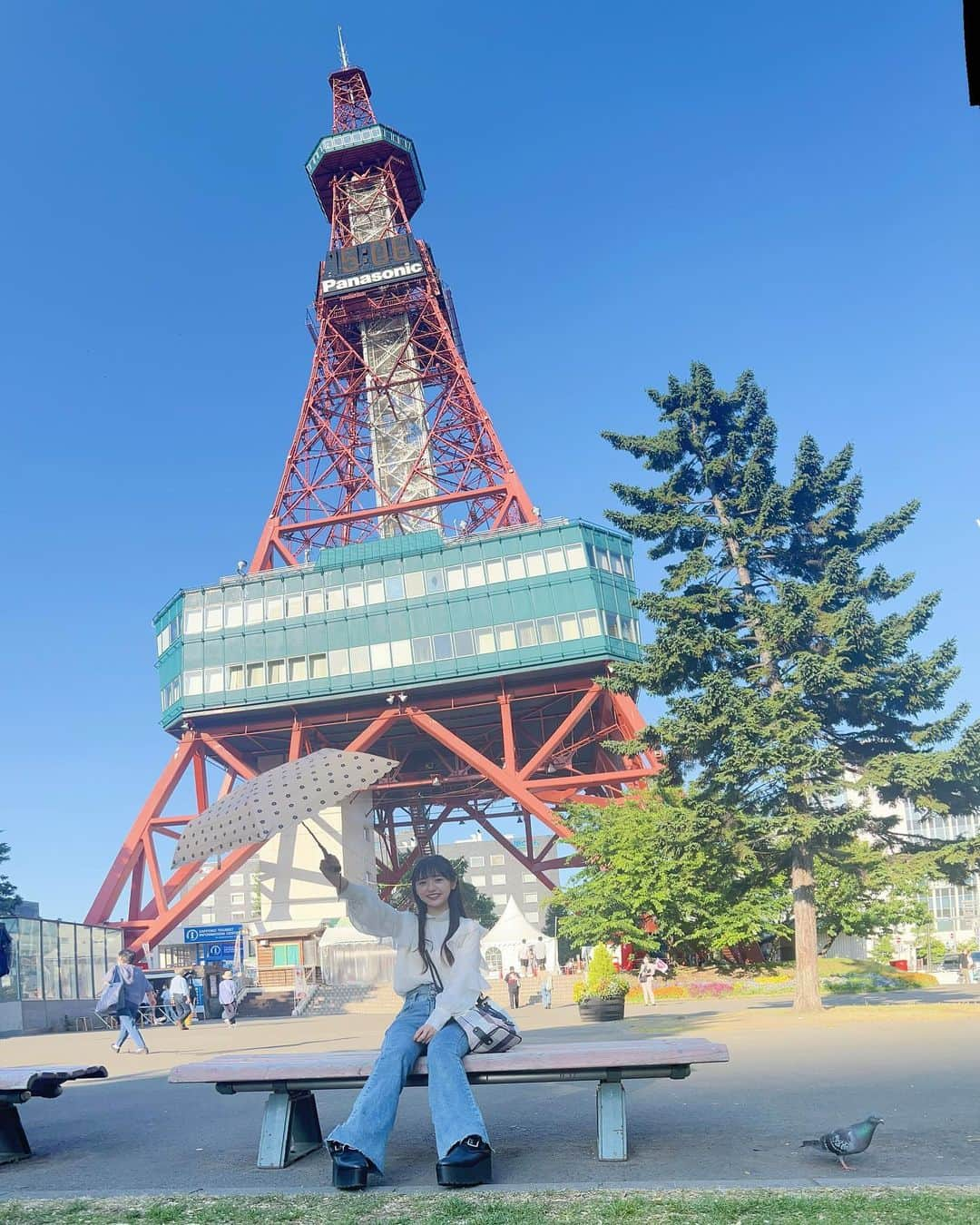 長南舞のインスタグラム：「ぜひ北海道行った時には1枚目真似して撮ってみてね映え✌🏻✨  #テレビ塔 #札幌 #北海道 #札幌観光 #北海道旅行 #鳩 とツーショット🐦 #公園巡り #公園 #大通公園 #旅行 #鞄 #母に借りた #bluelabel この鞄ちょうだい！って言いまくったけどダメでした… Bluelabel爆買いしたい(無理) #デニムコーデ #fashion #ootd #ハーフアップ #ブラウス」