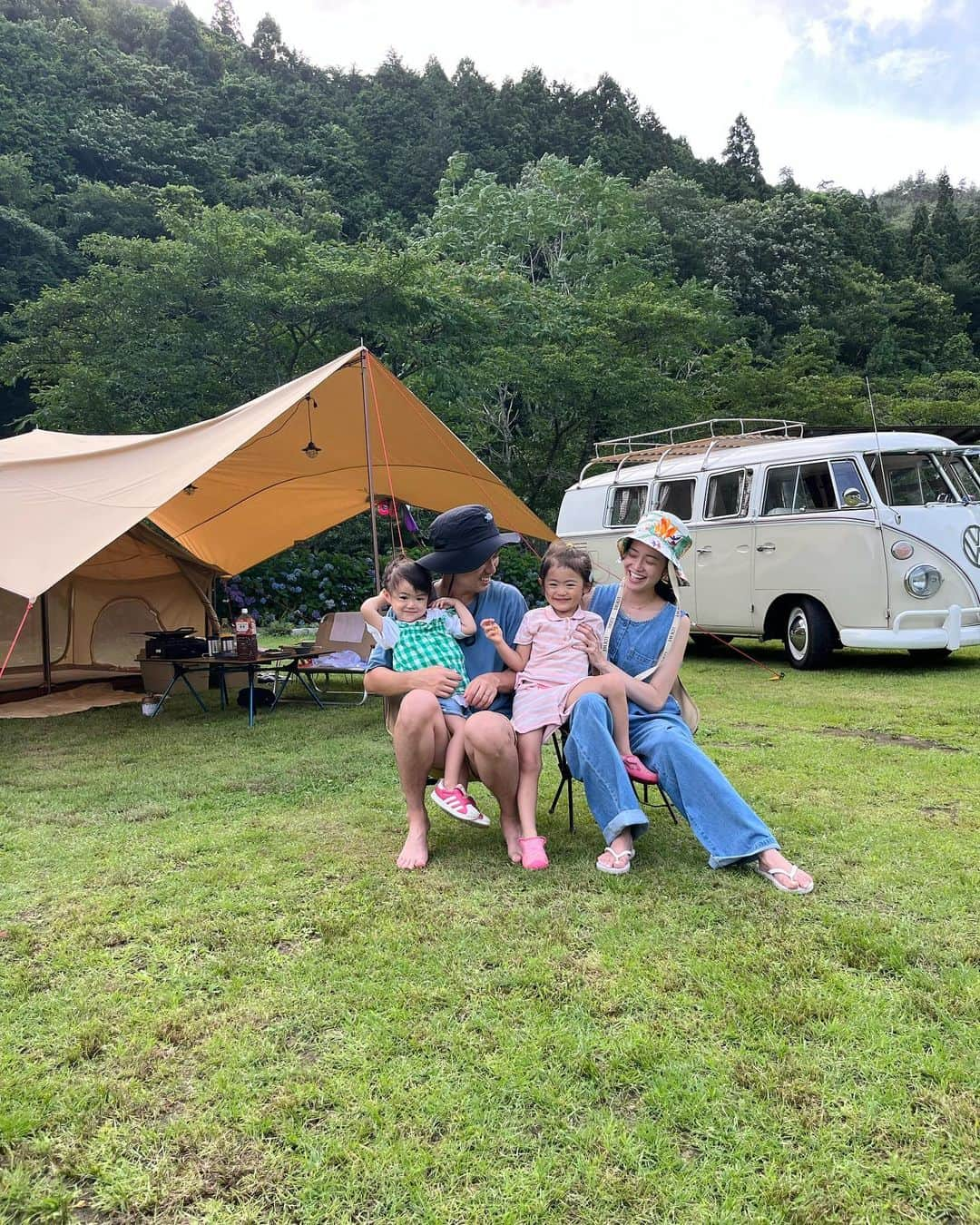 川畑ありさのインスタグラム：「7月のキャンプは、丹波篠山のハイマート佐仲へ🏕️  めちゃくちゃ良すぎたーー！！ 人気なだけある👏また行きたいここは😊  夏のキャンプは青空プールして、虫捕まえたり探検したり、自然でいっぱい遊べるから最高🌻 ここは特に景色も良かったので◎  近くのテントの子連れファミリーと仲良くなって子供達同士もずっと遊んで楽しそうで何よりでした♡  一期一会もしっかり大事に出来たりと、遊びの中に色んなこと学べる瞬間多いなぁと改めて🙏✨  今回のキャンプは @kobe_lettuce のデニムオールインワン着て行った✨ 楽だし可愛いし、外遊びシーンにとても良きでした♡ 品番:E3282 price:3990円  今回も子供達の成長をいっぱい感じれたなあ🏕️🫶 毎回楽しいからぶんちゃんに感謝😎♡  #camp#キャンプ#ファミリーキャンプ #ファミキャン#ハイマート佐仲 #ハイマート佐仲オートキャンプ場 #キャンプコーデ #コーデ #コーディネート#kobelettuce #神戸レタス#レタジョ#プチプラ#プチプラコーデ」