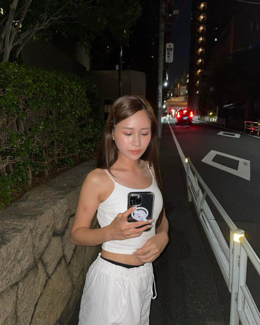 森英奈のインスタグラム：「メイクがとっても上手くできたにょん💄  シナモンかあいい、、(〃ω〃)腕の蚊に刺されも気になるし、黒パン見えてるのも気になるね？まあいいね🤟🏻」