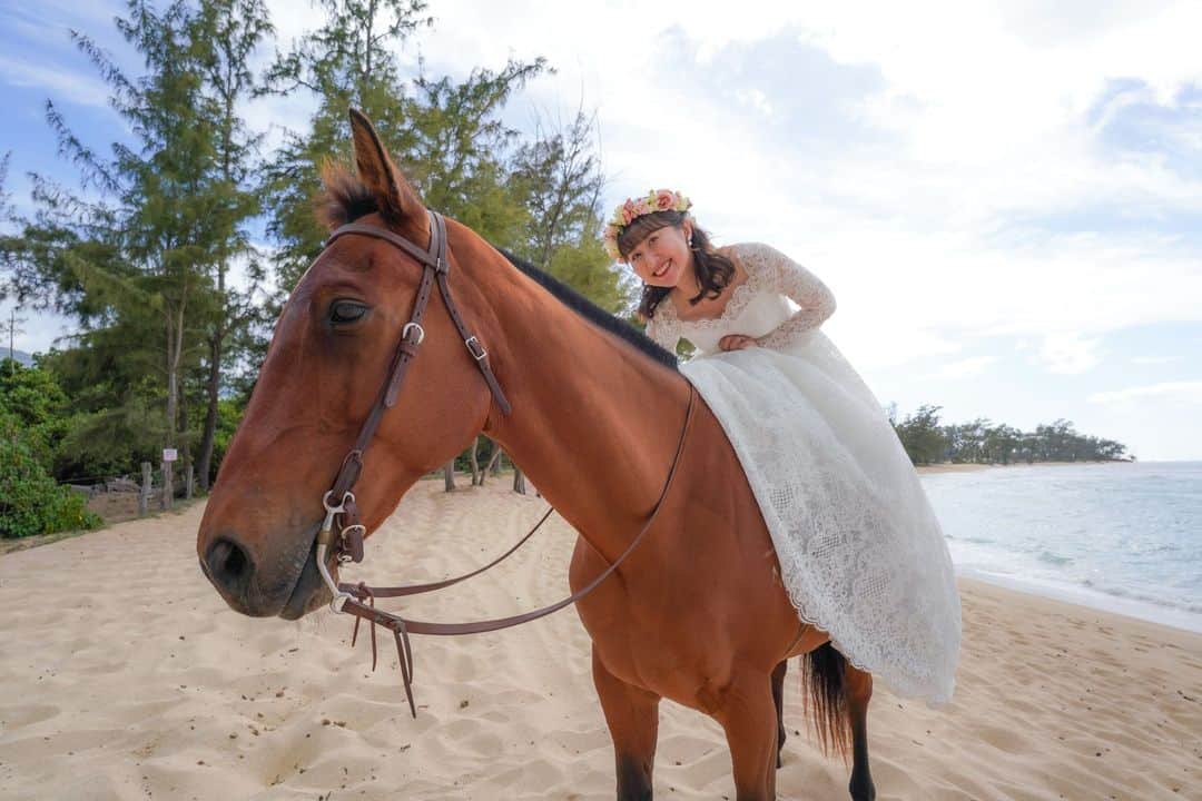 RealWeddingsのインスタグラム：「フォトツアー2ヶ所目は東海岸へ♡  Planning:@realweddings_hawaii  Photo: @takaphoto_official  Hair&Make:@rie_utahm  Florist:@flowerflowerhawaii   #ハワイ挙式 #ハワイウェディング#ハワイ婚#リゾ婚#ハワイフォト #ハワイウエディングプランナー #海外挙式#2023秋婚 #2024年春婚#結婚式準備#カハラホテル #hawaii#hawaiiwedding#hawaiiweddingplanner#realweddings_hawaii#kahalahotel #kahalawedding」