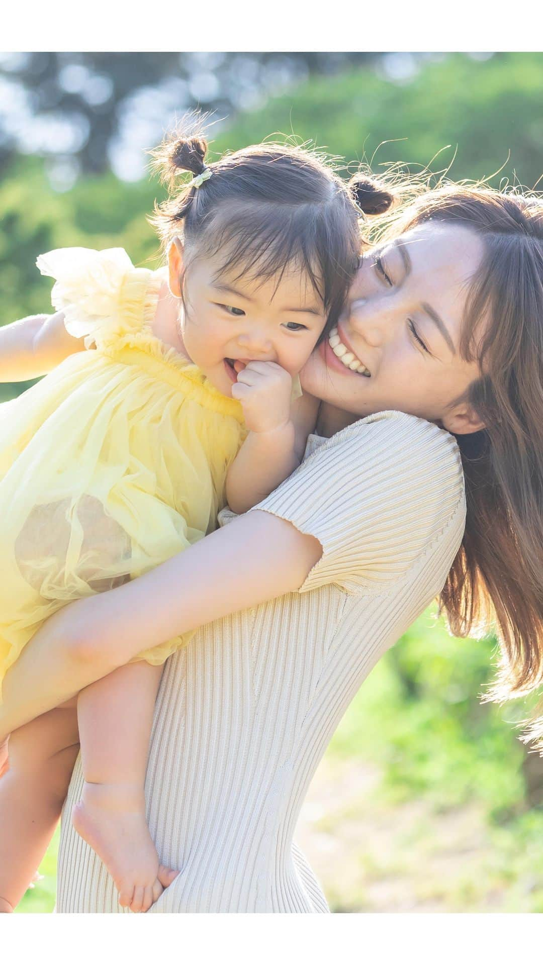 志田友美（ゆうみん）のインスタグラム：「１歳のお誕生日おめでとう👶🏼🎉  去年の今頃に元気いっぱいで産まれてきてくれた娘👶🏼  瞬く間に一年がたった…🥹  赤ちゃん寿司も完食してケーキもたくさん食べて  選び取りは「Food」…期待を裏切らない🤣  一升米は手助けして歩き、いい1歳を迎えられたのかな🥰  この一年で 可愛いとこ、成長したとこ、数え切れないほど出てくるなぁ  そして動画作りながら涙ちょちょぎれ。 歌詞が…歌詞が……😭  大変なこともたくさんあったけど、 それ以上に味わったことのない幸せに包まれながら 1日1日過ごさせてもらって🫧  赤ちゃんのままでいてほしいなぁと思いながらも 成長すればするほど可愛くって。  みーんなに愛されて。  人が大好きで、絵本が大好きで、食べるのが大好きで。 まだ一歳なのにギャグセン高くていつも笑わせてもらってるよ🤣  あなたがママを強くしてくれました☺️  何があってもママはあなたの味方です🫱🏼‍🫲🏽  私の宝です。いつも本当にありがとう。 そして１歳も最高に楽しませるね😚一生守っていきます🩷  #1歳誕生日 #はじめての誕生日 #1歳バースデー #誕生日動画 #きみのママより #うまれてきてくれてありがとう」