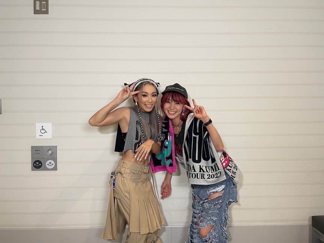倖田來未のインスタグラム：「. ツアーファイナル東京公演👾🧚🏻 ⁡ たくさんのアーティストさんも遊びにきてくれました！  ちょっと待って！気付いたらアタクシが1番の年上やった！爆笑🤣 ⁡ 頑張って、かっこいいと言ってもらえるアーティストで居たい！と思えるのは、こういうかっこいいアーティストさんからのリスペクトから、俄然やる気出ます！！ ⁡ 倖田來未！これからも突っ走って行きます！ ⁡ 明日は、この東京公演ファイナルの模様が、U-NEXTにて配信になります！ 13時からmonsteR公演、17時からangeL公演。  はや！！笑笑 たくさん過去のライブも配信されてますので、こちらもお楽しみいただけます！ ⁡ ぜひ、倖田來未の世界、U-NEXTにてお楽しみください！ ⁡ #kodakumi #倖田來未 @unextjp_official」