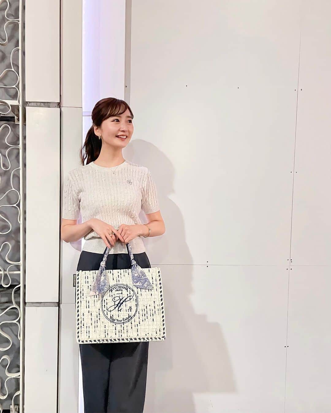 西村笑花さんのインスタグラム写真 - (西村笑花Instagram)「♡ ・ ・ 夜のおでかけ〜🫶🏻 美味しいごはん食べているときが本当に幸せ☺️🥂  @hyujenne_japan  🤍🩶💙 大きめバッグだから パソコンも、日傘も、ペットボトルも入っちゃう〜🫶🏻 キラキラツイード可愛すぎる😉💫  #hyujenne #ツイードバッグ」8月5日 20時53分 - emika_nishimura