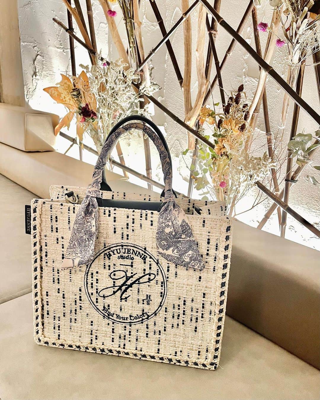 西村笑花さんのインスタグラム写真 - (西村笑花Instagram)「♡ ・ ・ 夜のおでかけ〜🫶🏻 美味しいごはん食べているときが本当に幸せ☺️🥂  @hyujenne_japan  🤍🩶💙 大きめバッグだから パソコンも、日傘も、ペットボトルも入っちゃう〜🫶🏻 キラキラツイード可愛すぎる😉💫  #hyujenne #ツイードバッグ」8月5日 20時53分 - emika_nishimura