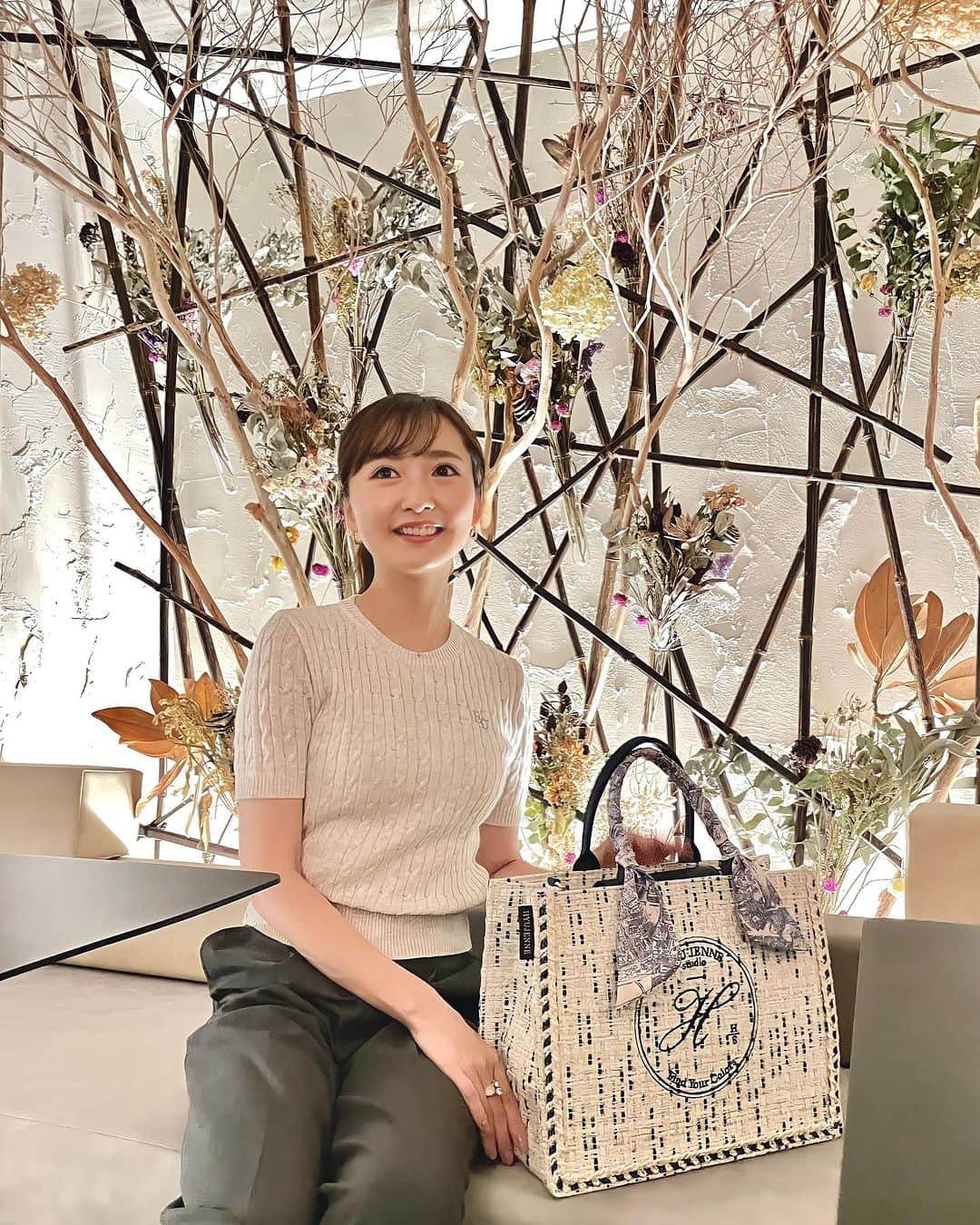 西村笑花さんのインスタグラム写真 - (西村笑花Instagram)「♡ ・ ・ 夜のおでかけ〜🫶🏻 美味しいごはん食べているときが本当に幸せ☺️🥂  @hyujenne_japan  🤍🩶💙 大きめバッグだから パソコンも、日傘も、ペットボトルも入っちゃう〜🫶🏻 キラキラツイード可愛すぎる😉💫  #hyujenne #ツイードバッグ」8月5日 20時53分 - emika_nishimura