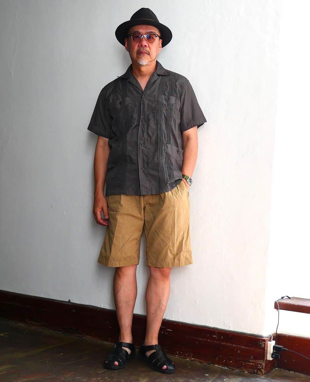 サウンドマンさんのインスタグラム写真 - (サウンドマンInstagram)「【Today's style】 Cuba Shirt:Havana Gurkha shorts:Willton #soundman Hat:Knox Watch:'70s Hamilton (Britsharmy) Sandal:Paraboots Glass:American vintage   客観的に見ておよそ仕事に行く格好には思えません(笑。 が、本日もびっしり仕事です。  以前ここにアップしたヴィンテージのサーモントタイプのメガネに色入り度付きレンズ入れました！ ここのところ目がしょぼしょぼするのでメガネ屋さんに相談して少し度を緩めたのですが、問題なさそうです。 おかげでこれにプラスして通常使いの跳ね上げ式メガネ、仕事用の遠近両用メガネと3つ持っての出勤となりました😅。  #soundman #サウンドマン #2024aw #heritagestyle #vintagestyle  #heritagemenswear  #横浜 #山下公園 #yokohama」8月5日 11時56分 - soundman.jp