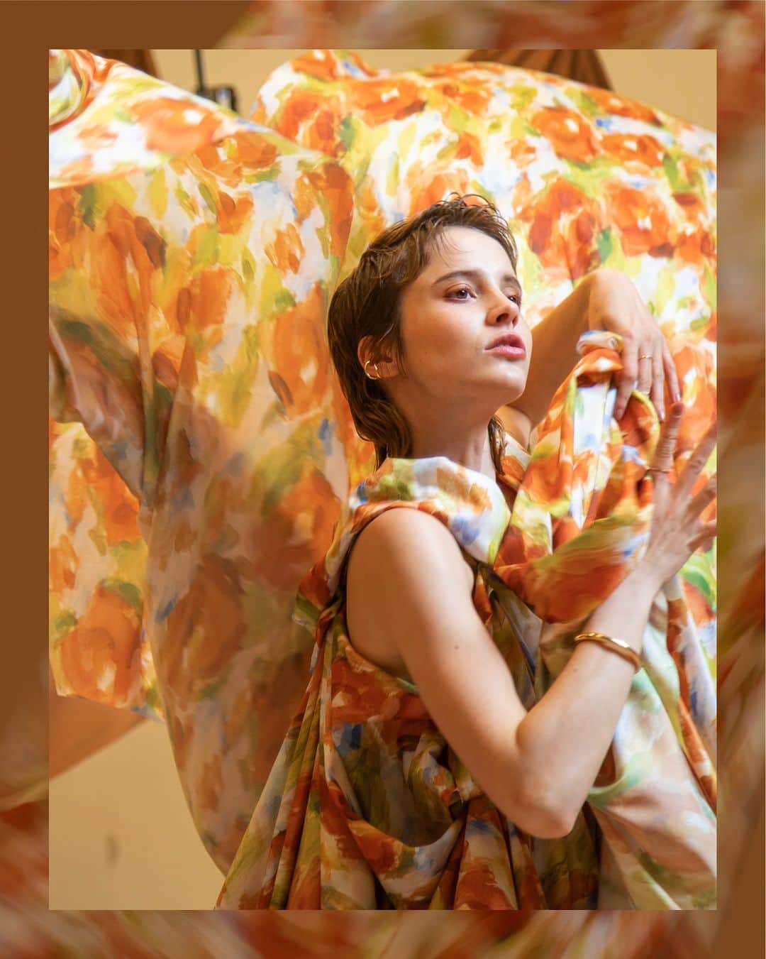 ルミネ公式のインスタグラム：「. 期待を、着る。 “IT'S NEW” WEEK  撮影の裏側を、のぞき見。Making Story  広告の制作過程を、クリエイティブディレクター 石本香緒理さん（@ao_chan_inc_05102022）とアートディレクター柴田ハルさん（@gigantic.tokyo）に聞いたスペシャルインタビューを公開中！  詳細は「ルミネマガジン」で検索！ また過去のアーカイブはハイライトをCHECK！  #lumine #ルミネ #newoman #ニュウマン #itsnewweek #2023AW #秋冬シーズン #fashion」