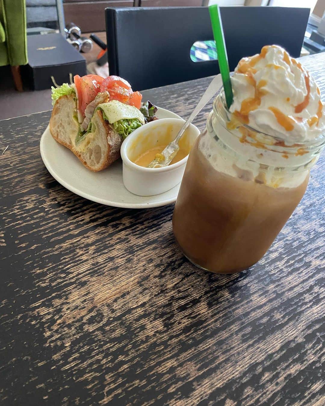 のインスタグラム：「BLT 鬼美味い マヨソースの配分と材料 まぁまぁ適当だったけどクリティカル出たな😂 ニンニク、バジル、はちみつ、醤油 あと何入れたっけか？ 忘れちょん😂  東京、世田谷付近は 今日も今日とて暑ぃです 沖縄大丈夫…じゃないね その昔、石垣のじいちゃんが ｢はっさ！昔は牛空飛んでたさいが！｣ なんて言ってた時に んなアホな😂と思ってたんですね でもこの前、SNSでスクーターが電信柱にぶら下がってるの見て ｢あっ、なら牛も飛ぶわな｣と 数十年経った今、石垣のおじぃは子供脅かす為に誇張して無かった事が判明  さておき沖縄の人って 呆れるほど台風に付き合って来てるので各々、対策して大丈夫かと思いますが お店やら仕入れ？等で左右される職種の方々はもろ打撃喰らいますもんね そんな打撃くらってる方や停電くらってる沖縄の人に向かって ちばりよーなんて書く訳ない (↑アホか！ってなる😂)  昔の沖縄人は 大陸や海から来る台風、突風等の事を｢災い｣として捉え、その災いが分散もしくは散る様に、すなわち風の影響を受けない様に建物を立て更にその角等に石敢當(魔除け)を置いたらしいですよ…と  俺は小さい頃 台風の時に外出て友達と傘広げてメリーポピンズとかチャップリンみたいな事やってました 即傘壊れるけど、一瞬浮く その内｢何が1番浮くだろか？｣でガキんちょConversationが始まる😂  とりあえず俺は 少しゆくって、リハスタやらLiveのリスト纏めしときやす  #自宅かへ #bltsandwich  #almondmilkcoffee #caramelcream #沖縄話 #石敢當って何？ 全部引っ括めて #魔除けだよ となる 沖縄の子供はちょっとの台風だと外で遊ぶよ 風余りに強いと巣籠るよ マジムン出るよ😂」