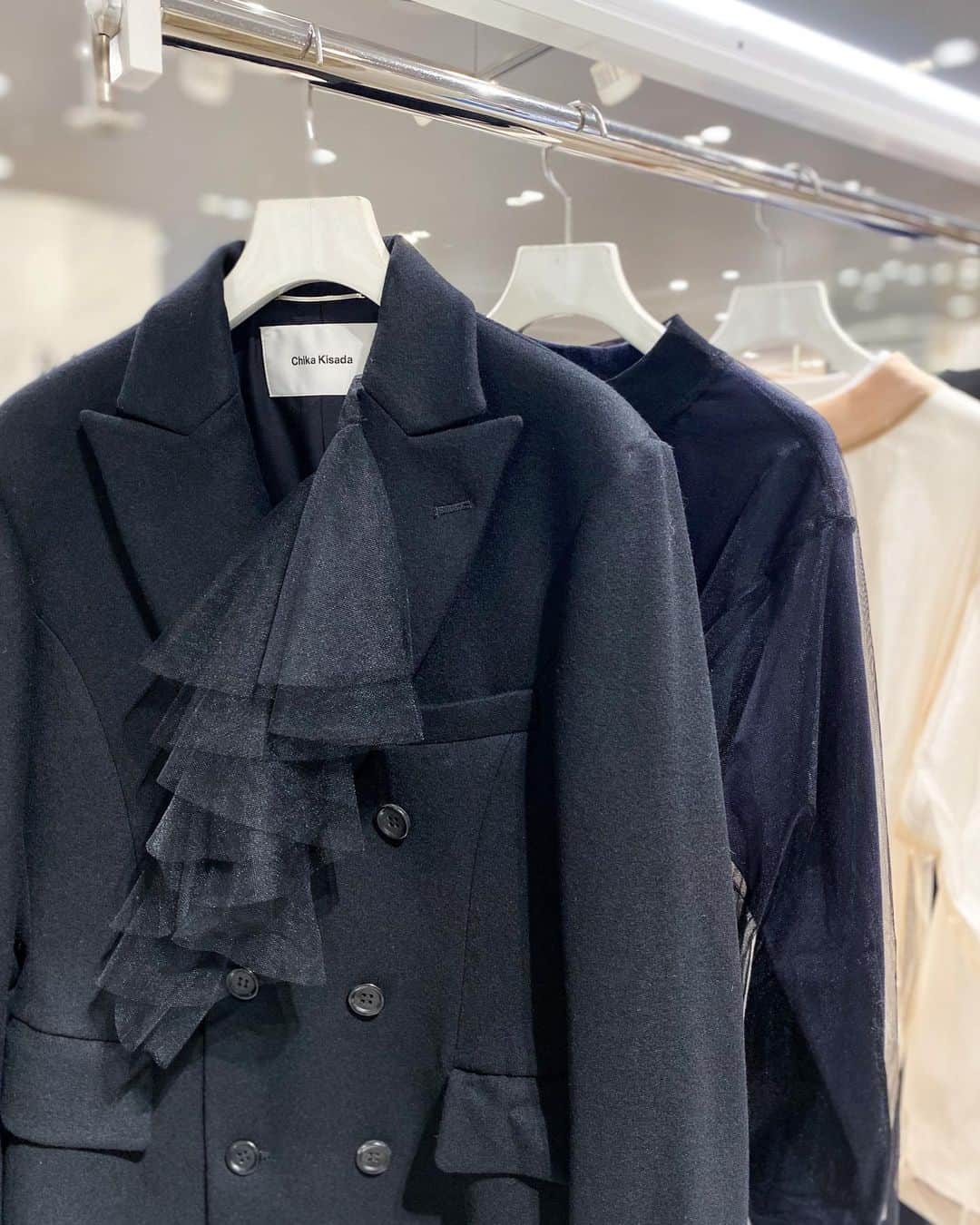 のインスタグラム：「. Chika Kisada 23AW NEW ARRIVAL At 3F『D-LAB』 @hankyu_dlab   FETICO・FUMIKA UCHIDA・LASTFRAMEから新作アイテムをピックアップ。  Page1　コート　140,800円  Page2,3 (#fetico) ニット　49,500円 ベスト　28,600円 パンツ　64,900円  Page4　トップス　39,600円 Page5　(#fumikauchida)　トップス　53,900円 Page6　(#lastframe)　バッグ　31,900円  #hankyumode #阪急うめだ本店 #うめはん #ファッション #23AW #新作 #chikakisada #チカキサダ #ビスチェ #コート #ニット #バッグ #hankyumode23aw #hankyumode23awouter」