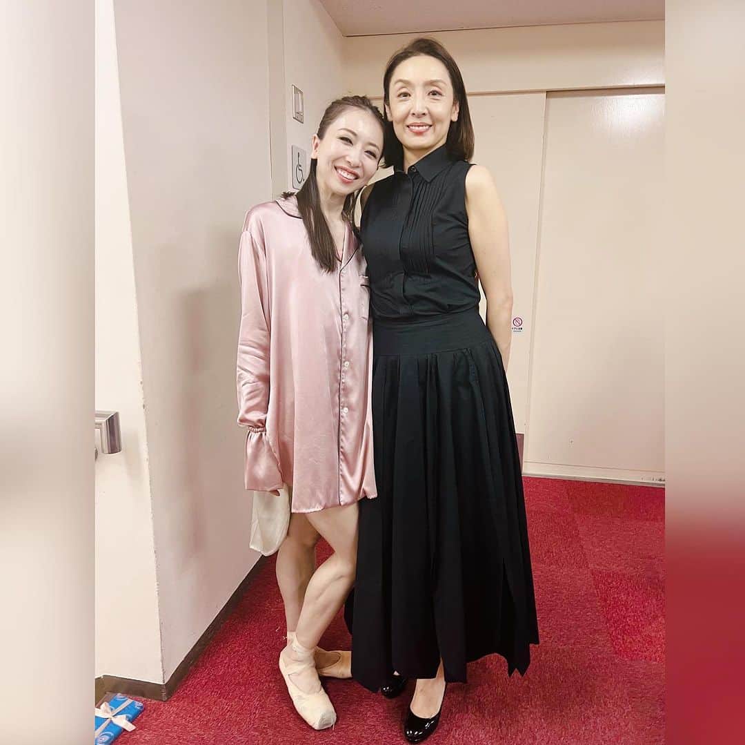 加治屋百合子のインスタグラム：「・ Had a great time sharing the stage with wonderful members of “Infinity Ballet Gala” in Toyama City and Tokyo💓 @infinity_ballet_gala_2023   素敵なメンバー達との「Infinity Ballet Gala」🌟 たくさんの刺激、パワー&LOVEを感じられた2週間でした。 配信から本公演をご覧いただけます！ 詳細はこちらから @infinity_ballet_gala_2023   1 いつもパワフルな今公演の芸術監督 @tamiyo_kusakari_official さん💓　公演にお招きいただきありがとうございました！ 色々とお話出来たのも楽しかった☺️🙈  2 「エチュード」のパートナー @naoyaebe くんと振り付けをされた @megumi.choreographer さん。リハーサルでは3人でお互いを探り合い、毎回いろんな発見があり、たくさん学ばせていただき充実した期間でした💓  3 1番左は私が写真で着ている素敵なお衣装を作ってくださったデザイナーの @keitamaruyama @keitamaruyama_official さん💓　  4 「ダイヤモンド」のパートナー @masayukimoto くん。約10年振りの再会＆初共演。とても紳士で優しいパートナー。  5 また一緒に踊る機会があるといいね💓 @masayukimoto & @naoyaebe   6 素敵なキャストメンバー達と💓  7 楽屋より。 @tokyoballet_official のあきらちゃん& @staatsballettberlin の @harukasassa ちゃん💓 他のメンバー達とは公演後バタバタしていて一緒に撮れなくて残念だった😢  8 客席で @mizukaueno さんをお見かけした方もいらっしゃるのでは😍　水香さんとは2020年バレエ協会「海賊」で初めてご一緒しました💓  9 ローランプティ作品をコーチしに来られた @luigi.bonino さん。　プティ作品のディテールを細かく指導されていました😍  10 民代さんの側にいつも寄り添っている優しい旦那様、周防監督との一枚💓」