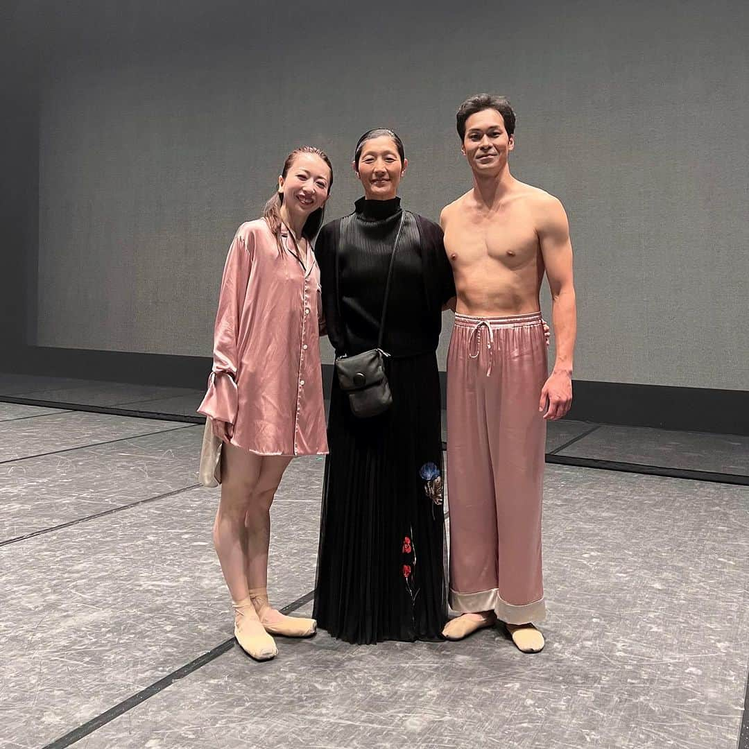 加治屋百合子さんのインスタグラム写真 - (加治屋百合子Instagram)「・ Had a great time sharing the stage with wonderful members of “Infinity Ballet Gala” in Toyama City and Tokyo💓 @infinity_ballet_gala_2023   素敵なメンバー達との「Infinity Ballet Gala」🌟 たくさんの刺激、パワー&LOVEを感じられた2週間でした。 配信から本公演をご覧いただけます！ 詳細はこちらから @infinity_ballet_gala_2023   1 いつもパワフルな今公演の芸術監督 @tamiyo_kusakari_official さん💓　公演にお招きいただきありがとうございました！ 色々とお話出来たのも楽しかった☺️🙈  2 「エチュード」のパートナー @naoyaebe くんと振り付けをされた @megumi.choreographer さん。リハーサルでは3人でお互いを探り合い、毎回いろんな発見があり、たくさん学ばせていただき充実した期間でした💓  3 1番左は私が写真で着ている素敵なお衣装を作ってくださったデザイナーの @keitamaruyama @keitamaruyama_official さん💓　  4 「ダイヤモンド」のパートナー @masayukimoto くん。約10年振りの再会＆初共演。とても紳士で優しいパートナー。  5 また一緒に踊る機会があるといいね💓 @masayukimoto & @naoyaebe   6 素敵なキャストメンバー達と💓  7 楽屋より。 @tokyoballet_official のあきらちゃん& @staatsballettberlin の @harukasassa ちゃん💓 他のメンバー達とは公演後バタバタしていて一緒に撮れなくて残念だった😢  8 客席で @mizukaueno さんをお見かけした方もいらっしゃるのでは😍　水香さんとは2020年バレエ協会「海賊」で初めてご一緒しました💓  9 ローランプティ作品をコーチしに来られた @luigi.bonino さん。　プティ作品のディテールを細かく指導されていました😍  10 民代さんの側にいつも寄り添っている優しい旦那様、周防監督との一枚💓」8月5日 12時06分 - yuriko_kajiya