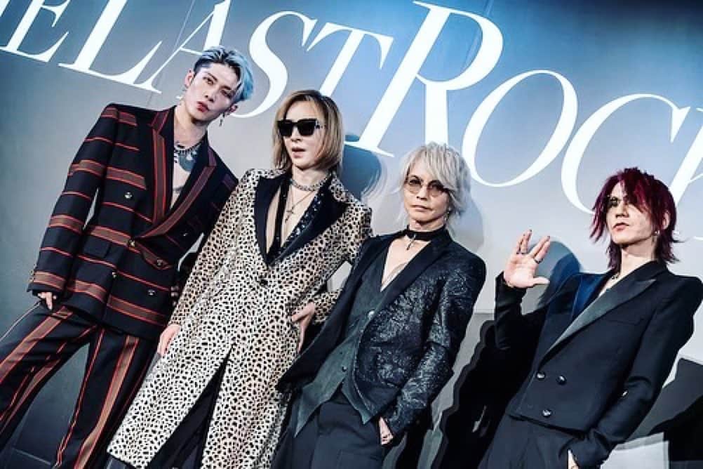 雅-MIYAVI-のインスタグラム：「✅Our 2nd single “PSYCHO LOVE” is out now.  ✅More shows in Tokyo and LA at the end of 2023   セカンドシングルでたよ ＆ 年末ライヴやります  😎  #Repost @miyavi_press ・・・ 【Topics】 ＜会見レポート＞THE LAST ROCKSTARS日米ライブ決定、緊急会見でYOSHIKI激白「この身を滅ぼしてもいい」  THE LAST ROCKSTARSが本日8月4日に東京都内で緊急記者会見を実施。2ndシングル「PSYCHO LOVE」のリリースと、11月に東京とロサンゼルスでライブを行うことを発表した。  「僕らの結成につながったと言っても過言ではない」とYOSHIKIが語る「PSYCHO LOVE」は、今から2年ほど前にHYDEが書いた楽曲。「YOSHIKIさんに『この曲どうですか』って言ったら気に入ってくれて。新しいバンドでやれたらという話が持ち上がっていたんです」とHYDEが話すと、YOSHIKIも「僕らは（バンド結成の）話をしていてもなかなか前に進まなかったので、HYDEが曲を作ってきたことで一気に前に進み始めた感じです」と振り返った。  楽曲タイトルの「PSYCHO LOVE」の意味をMIYAVIから尋ねられたHYDEは「世界と日本をつなぐ“最高”という言葉。『最高の愛』ですね（笑）」と明かし、「ダジャレだったんかい！ （記事の）見出し決定ですよ（笑）」とツッコまれる。また、楽曲のアレンジについて話が及ぶと、SUGIZOは「アレンジが二転三転、四転五転くらいしてますよね。みんなの特性をぶち込んでまた壊して、ということを繰り返して」と振り返り「8月4日にリリースするなら納期のデッドは6月末と言われてたのに、1カ月くらい押して……」と過酷な舞台裏を明かした。  改めて今年1月の初ライブを振り返ったMIYAVIは「初日を迎えることができるのかドキドキしていたけど、お客さんの熱気やほかのメンバーから感じるエナジーを楽しみながら、改めて『世界でやれるグループなんだ』と再確認しました」と話す。一方、X JAPANのメンバーとして数々の苦難を乗り越えてきたSUGIZOは「15年ずっとこうですから、基本動じないですね。絶対にうまくいくという確信がありました」と自信を見せ、「4人の化学反応、爆発力が想像以上にすさまじくて。命を懸けてやらなきゃいけない、これからが本当の勝負だと思いました」と振り返った。  (記事内より一部抜粋) 📰 https://natalie.mu/music/news/535648 @music.natalie  #TLRS #THELASTROCKSTARS #YOSHIKI #HYDE #SUGIZO #MIYAVI  #THELASTROCKSTARS👀🔥  #Repost @comiyaviww  ・・・ [NEWS]   #TheLastRockstars announced today through an "Emergency Press Conference" their return with —  ‹ THE LAST ROCKSTARS FALL TOUR 2023 ›  JAPAN  ➡️November 21  ➡️November 22  ➡️November 23  📍 Ariake Arena🇯🇵  USA - Los Angeles  ➡️November 29  📍 YOUTUBE THEATER 🇺🇸  🎫 CHECK TICKETS INFO & PRE-SALE on each artists website and official accounts‼️   Furthermore "PSYCHO LOVE" @thelastrockstars 2nd SINGLE has been released digitally and it is now available for STREAMING worldwide 🎧🎧🎧   🥂 CHEERS #TLRS 🥂」