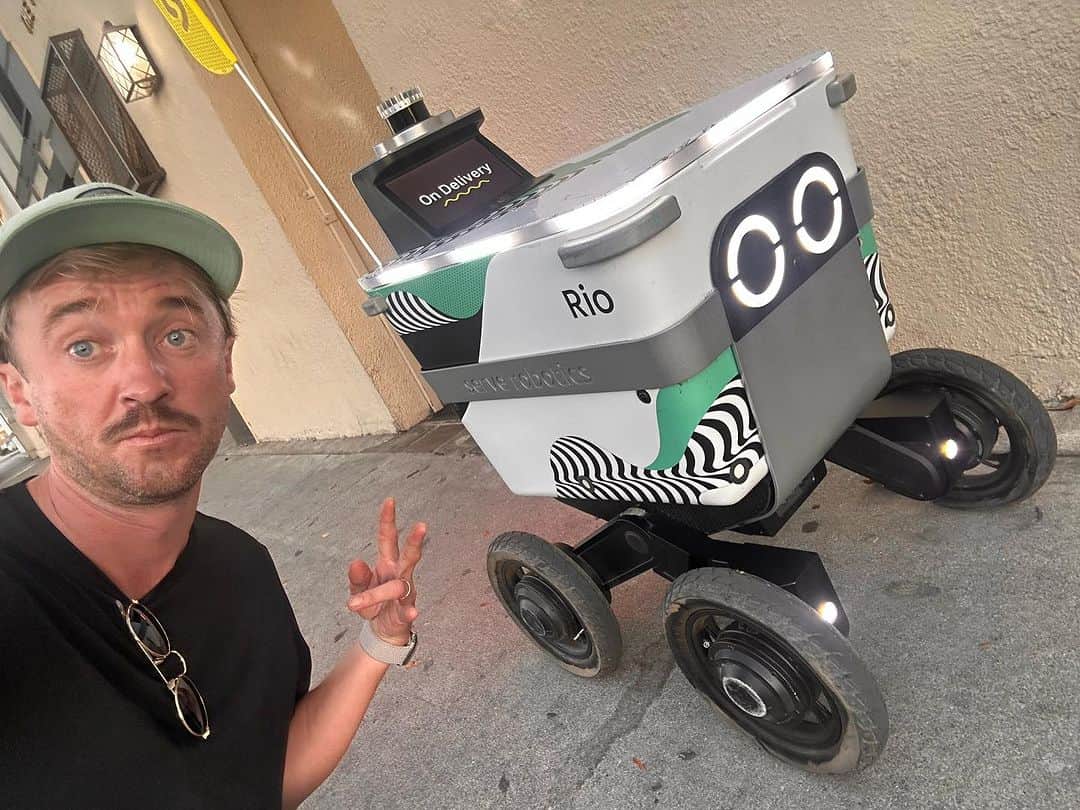 トム・フェルトンのインスタグラム：「Self driving food delivery robots are here. Didn’t mind stopping for a selfie either」