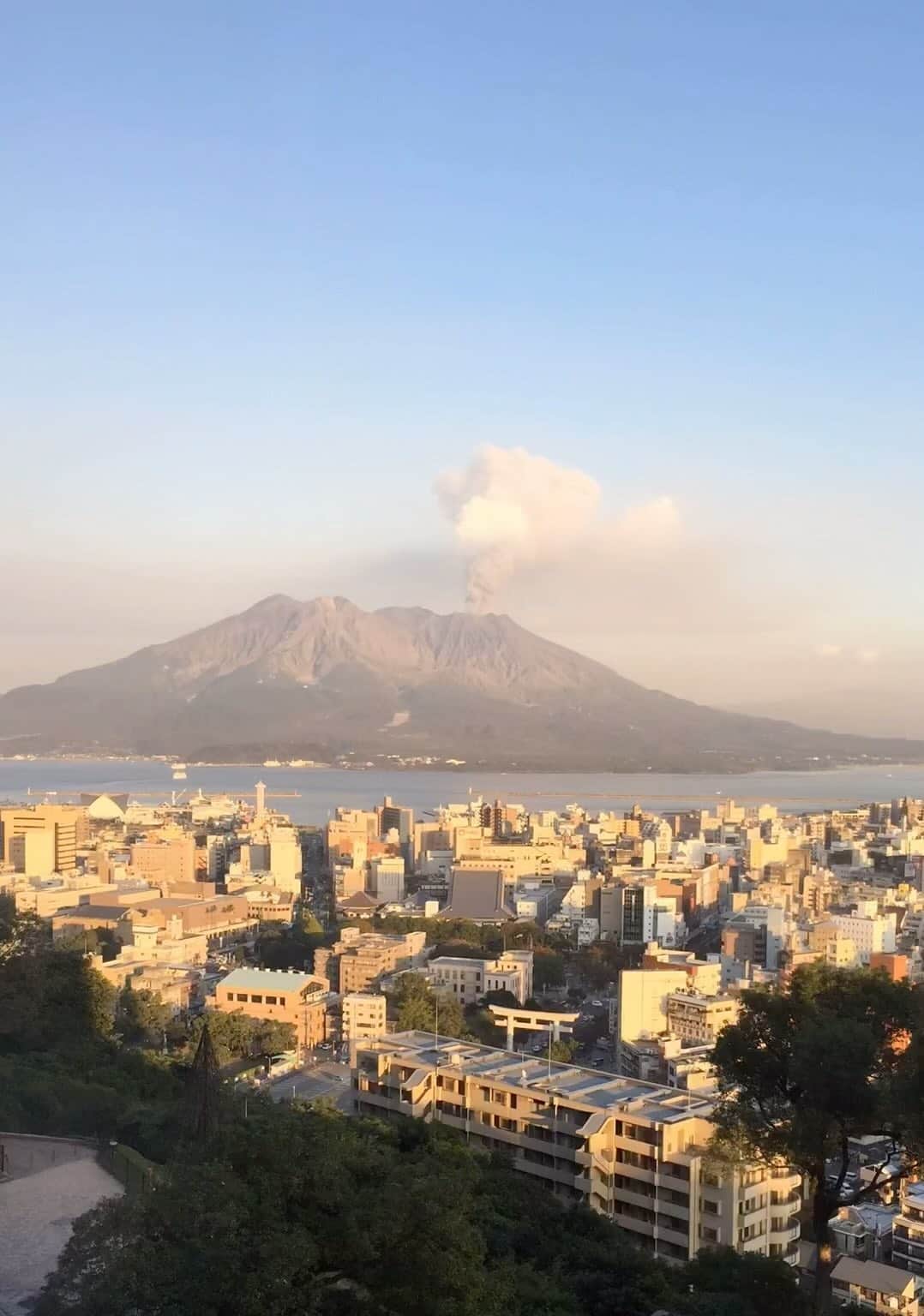 沢村一樹のインスタグラム：「. 桜島の噴火をご存知ない方へ！  こんな感じで雄大です。  2014年10月24日に帰省した時にホテルの窓から撮ったものです。  噴煙に夕日が当たって燃えているように見える、カッコイイやつです。」