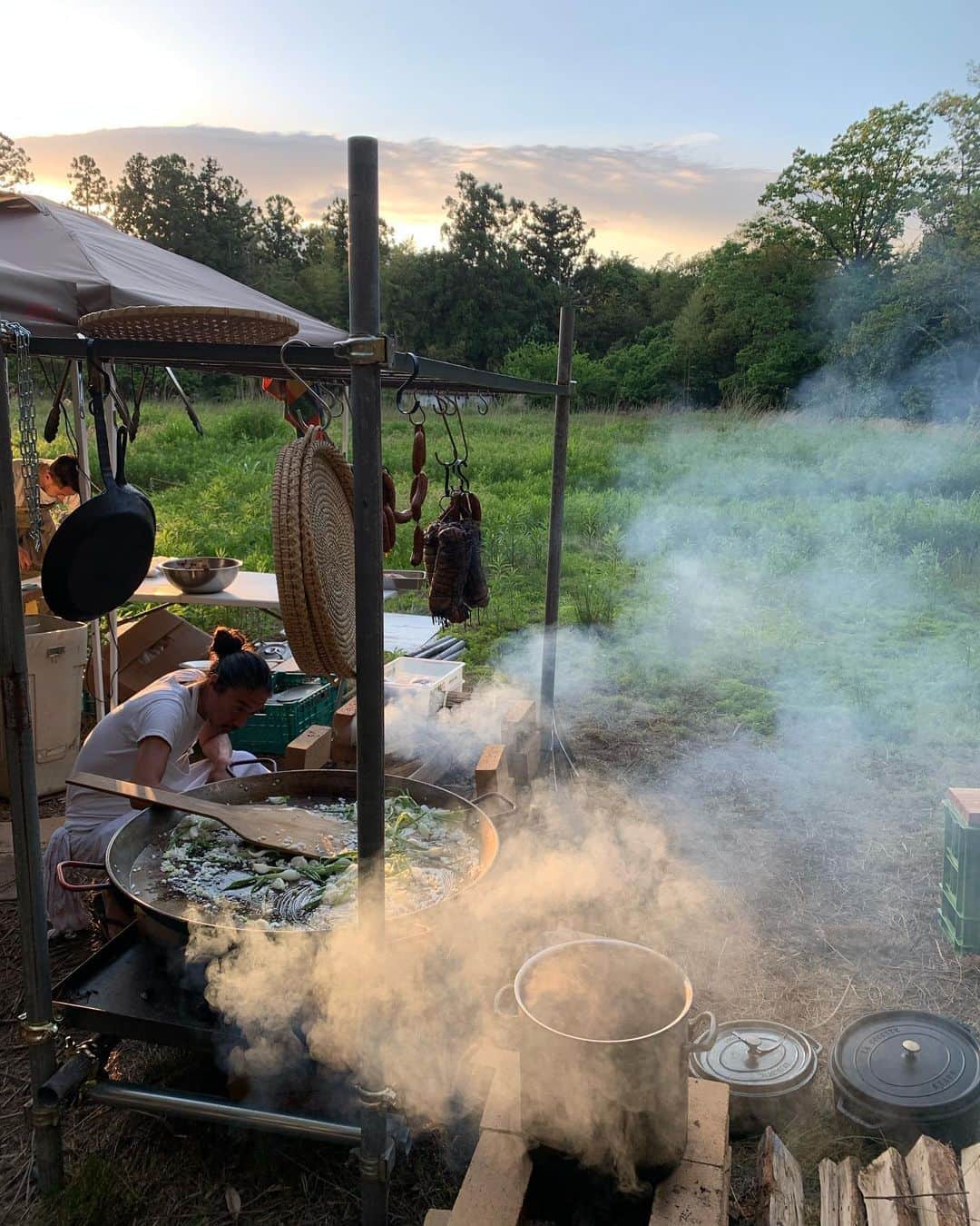 瀬畑茉有子さんのインスタグラム写真 - (瀬畑茉有子Instagram)「. . 今から楽しみすぎてワクワク してる9月のイベント ❤️‍🔥❤️‍🔥❤️‍🔥 .  もう何度もピニョンの料理を 頂いてるけど 薪を使った倫平君の料理は 特別感じるものがあります。 . . 奥渋のフレンチレストラン Pignon @pignontokyo が 北海道でファイヤーピットを使った 2日間限定のレストランを開催いたします🍽🏔 . . 地産地消の食材を 自然の中で感じながら ナチュールワイン🍷と共に 北海道を丸ごと一緒に 堪能しましょ🥰 . .  THE FIREPIT IN HOKKAIDO🔥 .  SEP 23RD (SAT.) | SEP 24TH (SUN.) . CHEF: RIMPEI YOSHIKAWA ⚫︎TWO- DAY TICKET : ¥35,000 (TAX INaL.) . . お問い合わせ Pignon(ピニョン) Tel 03-3468-2331 . . ※写真は去年に佐渡島で行われた 様子です。 . . . #firepit  #pignon #pignontokyo  #inhokkaido  #hokkaido  #specialevent #tokyorestaurant #ootd #streetphotography  #tokyostreet」8月5日 12時12分 - sehatamayuko