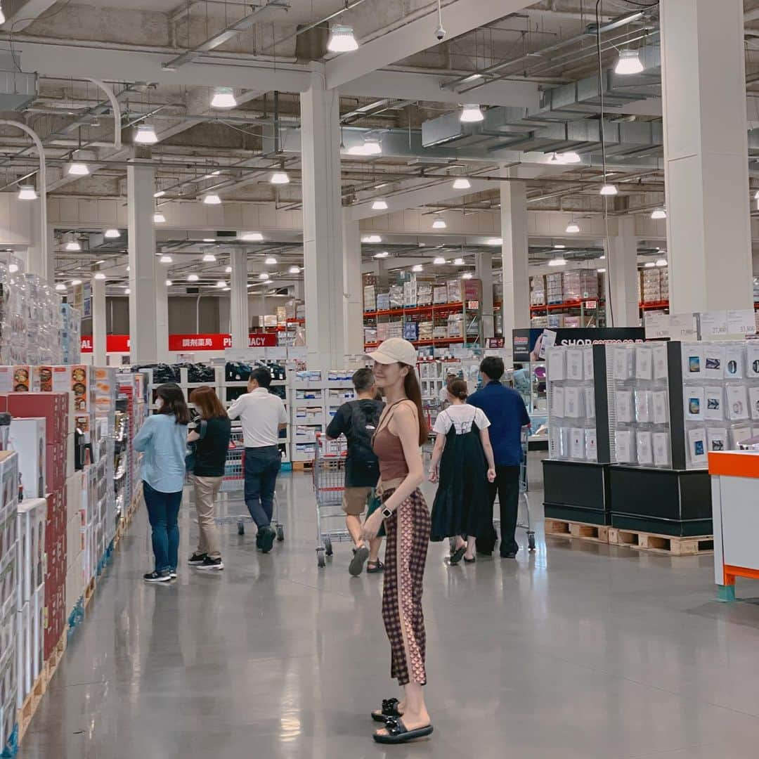 園原ゆかりさんのインスタグラム写真 - (園原ゆかりInstagram)「🫠 まいにち暑すぎる、 そんな日のCostco は涼しかった  イートインコーナーの新しいチキンビスクが美味しかったのでオススメです（写真ないごめんなさい）  買ったのは、 コスメとかサプリとか日焼け止めスプレーとか アガベシロップとか  あ、あとちょっとチートなお菓子笑  #costco行くと買いすぎる   #コストコ #パトロール  #ootd #今日のコーデ #猛暑 #fashion #model #tokyo #asian #japan #costco #shopping #40代コーデ #好きなものを着る #暑い日コーデ」8月5日 12時13分 - yucari0108