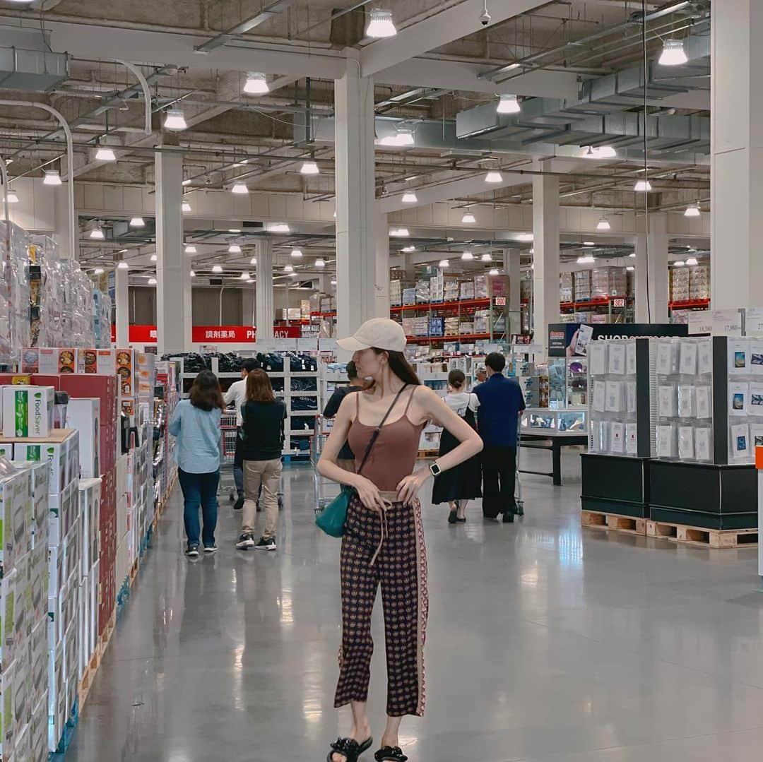 園原ゆかりさんのインスタグラム写真 - (園原ゆかりInstagram)「🫠 まいにち暑すぎる、 そんな日のCostco は涼しかった  イートインコーナーの新しいチキンビスクが美味しかったのでオススメです（写真ないごめんなさい）  買ったのは、 コスメとかサプリとか日焼け止めスプレーとか アガベシロップとか  あ、あとちょっとチートなお菓子笑  #costco行くと買いすぎる   #コストコ #パトロール  #ootd #今日のコーデ #猛暑 #fashion #model #tokyo #asian #japan #costco #shopping #40代コーデ #好きなものを着る #暑い日コーデ」8月5日 12時13分 - yucari0108