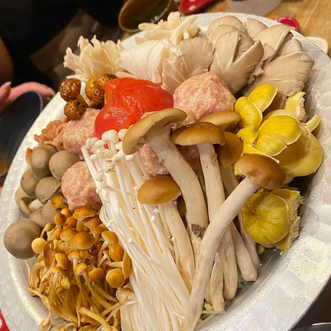 原紀舟のインスタグラム：「きのこ鍋美味しすぎた🍄 お刺身も美味しかった🥹 絶対また行く🫶 そしてお通じ良くなりすぎ🎉  #きのこの里」