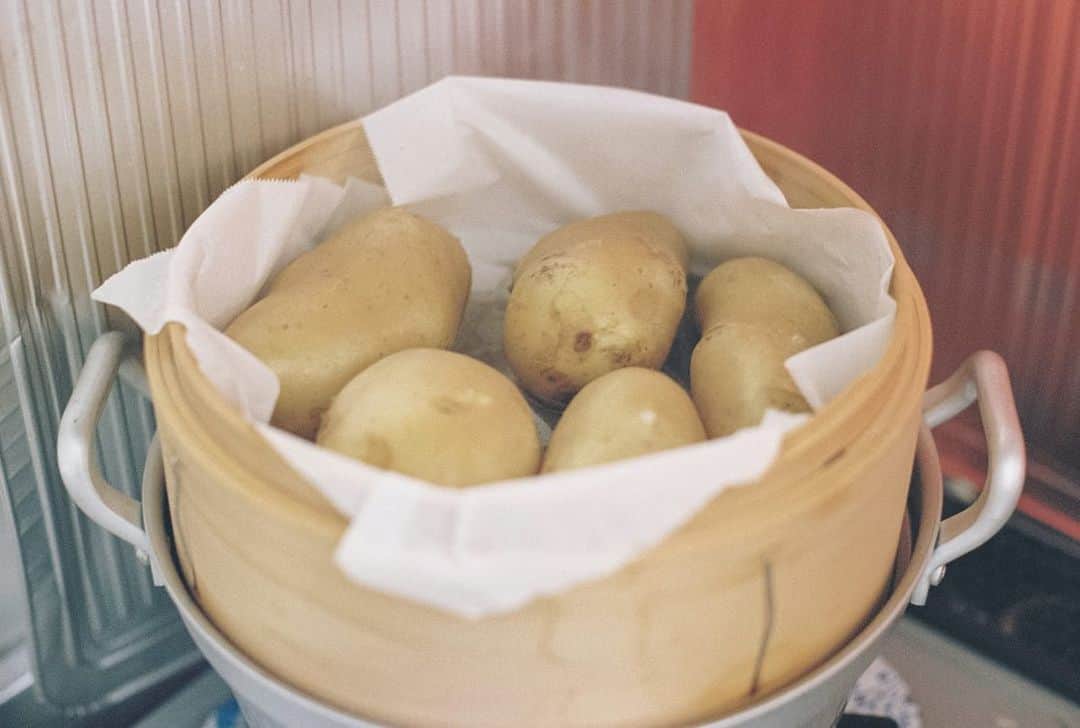 のインスタグラム：「素材の良さを活かしたい、食も人も。  #film #filmphotography #food #cooking #kitchen #料理 #食卓 #素材 #献立 #ごはん」