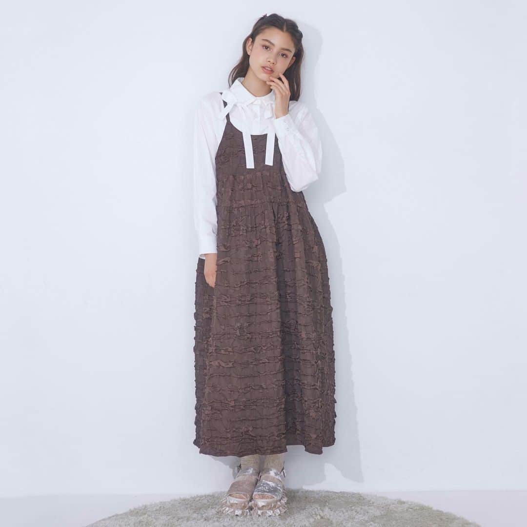 merry jennyのインスタグラム：「【pre order 10%OFF＆point up×20】 ㅤㅤㅤㅤㅤㅤㅤㅤㅤㅤㅤㅤㅤ 8/4(fri) 12:00 〜 8/8(tue) 23:59 official web store RUNWAY channel にて pre order 10%OFFを開催中‼︎ さらに！ pre order は point up×20・送料無料！  topのURLから⇨  @merryjenny_instagram  ぜひcheckして下さいね！  〇 フクレcheckキャミワンピース col : ivory / brown / black  ¥13,200 (tax in)  肩紐は背中にアジャスターが付いているので 長さの調整をしていただけます！  #merryjenny #メリージェニー  #2023aw #dreamwell #winter」