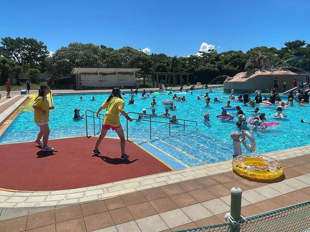 海の中道サンシャインプールさんのインスタグラム写真 - (海の中道サンシャインプールInstagram)「本日11:10〜、恐竜噴水プールにて、福岡医健・スポーツ専門学校の学生さんによる、水中エクササイズを開催しました🏃‍♀️ お兄さん、お姉さんの動きと楽しい音楽に合わせて、みんなで楽しくエクササイズ😆😆😆  本日14:10〜、もう一度開催予定です❗️参加はもちろん無料‼️みなさんのご参加をお待ちしてま〜す😆  #サンシャインプール #海の中道サンシャインプール #sunshinepool #海の中道海浜公園 #海の中道 #うみなか #uminonakamichiseasidepark #uminonakamichi #uminaka #夏 #夏休み #福岡の夏 #summer #晴れ #福岡 #福岡市 #福岡市東区 #fukuoka #福岡市夏休みプール開放 #ウェルカムキッズキャンペーン #ウェルカムキッズ #幼児ご招待 #幼児無料 #水泳教室 #福岡医健・スポーツ専門学校 #水中エクササイズ #水中運動」8月5日 12時24分 - uminaka_sunshinepool