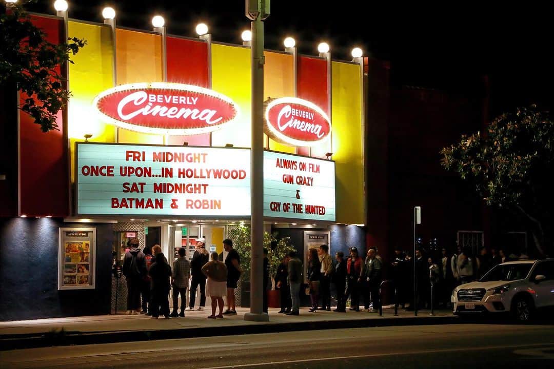 POPEYE_Magazineさんのインスタグラム写真 - (POPEYE_MagazineInstagram)「映画の街、ハリウッドに行ったのならば必ず立ち寄りたい映画館がある。クエンティン・タランティーノが経営する『ニュー・ビバリー・シネマ』だ。毎週金曜にはタランティーノ作品が上映され、開映前にはご覧のような長蛇の列ができる。貴重なフィルム上映の他、作品のピンズを筆頭にタランティーノ作品にまつわるグッズもたくさん並んでいるので、映画以外の楽しみもたくさん。LAにお越しの際にはぜひ。  #popeyemagazine #今日観る映画が決まらないという君へ」8月5日 12時29分 - popeye_magazine_official