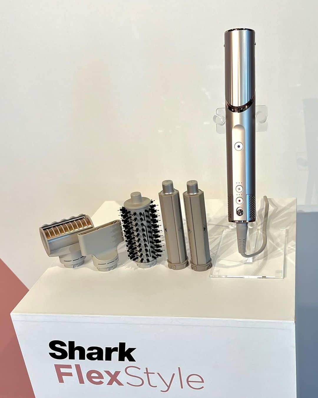 奈津子さんのインスタグラム写真 - (奈津子Instagram)「コードレス掃除機でおなじみのSharkが新たに提案するヘアケア家電「Shark FlexStyle」を試してきました。低温の風で熱ダメージを与えないという点ではトレンドのど真ん中でさらに  ・ドライヤーとスタイラーの2way ・上部を曲げた状態でも(!)使える点 ・豊富なアタッチメントで様々なヘアスタイルが可能　  なのです。ドライヤーとしての速乾性も高く、スタイラーとしては風の力でナチュラルなカールが作れます😊【上部を曲げたL字型でも使える点】は本当にびっくりでトップのボリュームだしや後頭部のカールなど本来はスタイリングしにくい部位も非常にやりやすいんです(スワイプ4枚目)価格は34,980円とのこと。また改めて連載でレポしますね。  #家電 #家電好き #家電女優 #奈津子　#美容  #フレックススタイル #ヘア　#ヘアケア #ヘアケア用品  #ヘアケアグッズ #ヘアスタイル #ヘアスタイルミディアム #ヘアセット #ヘアアレンジ  #髪 #髪型　#hair #hairarrange #shark」8月5日 12時33分 - natsuko_kaden